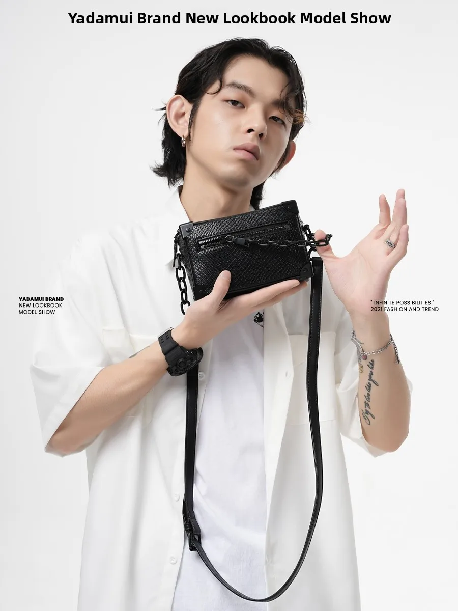 Fashionable Men's Crossbody Bag 2026 New Style Small Square Chain Bag Lightweight Luxury Summer Bag for Casual Use
Fashionable Men's Crossbody Bag 2026 New Style Small Square Chain Bag Lightweight Luxury Summer Bag for Casual Use