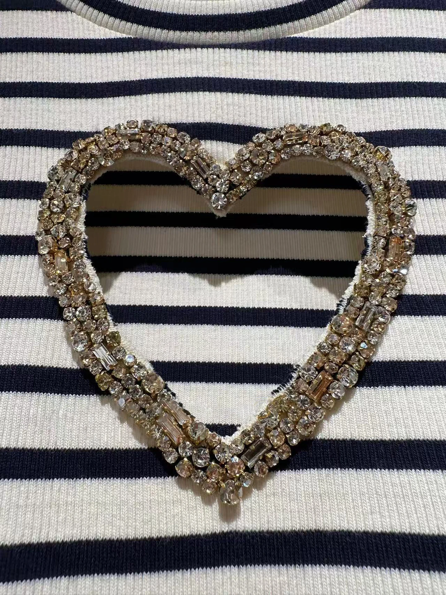 S Home South Oil High End Women's Knitted T-irt Heart Pattern Diamond Embedded Striped Design Casual Commute Sle Top
S Home South Oil High End Women's Knitted T-irt Heart Pattern Diamond Embedded Striped Design Casual Commute Sle Top