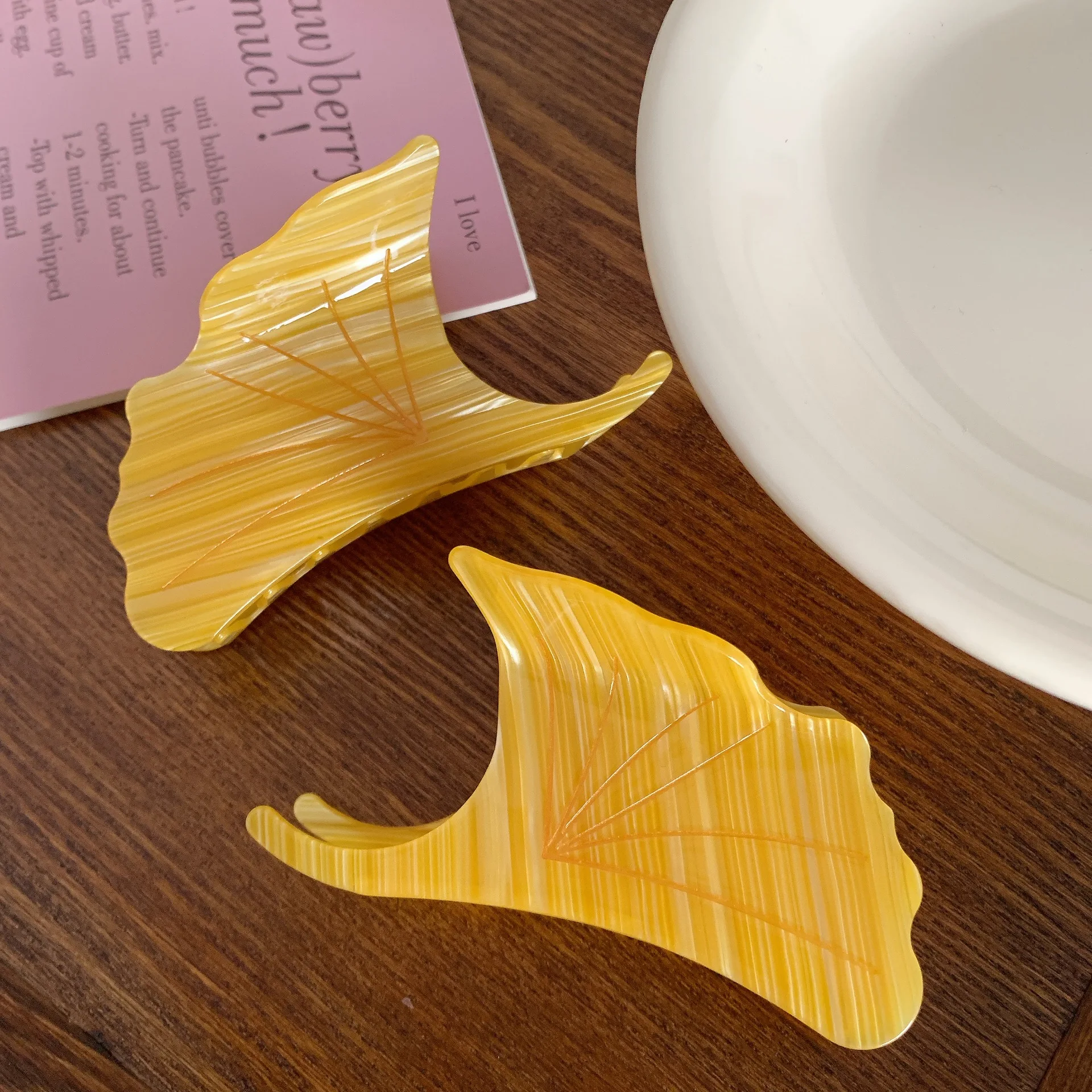 DuoShang New Style Ginkgo Leaf Acetate Hair Claw Light Luxury Claw Clip Crab Hair Clip for Women Girls Headwear Hair Accessories
DuoShang New Style Ginkgo Leaf Acetate Hair Claw Light Luxury Claw Clip Crab Hair Clip for Women Girls Headwear Hair Accessories