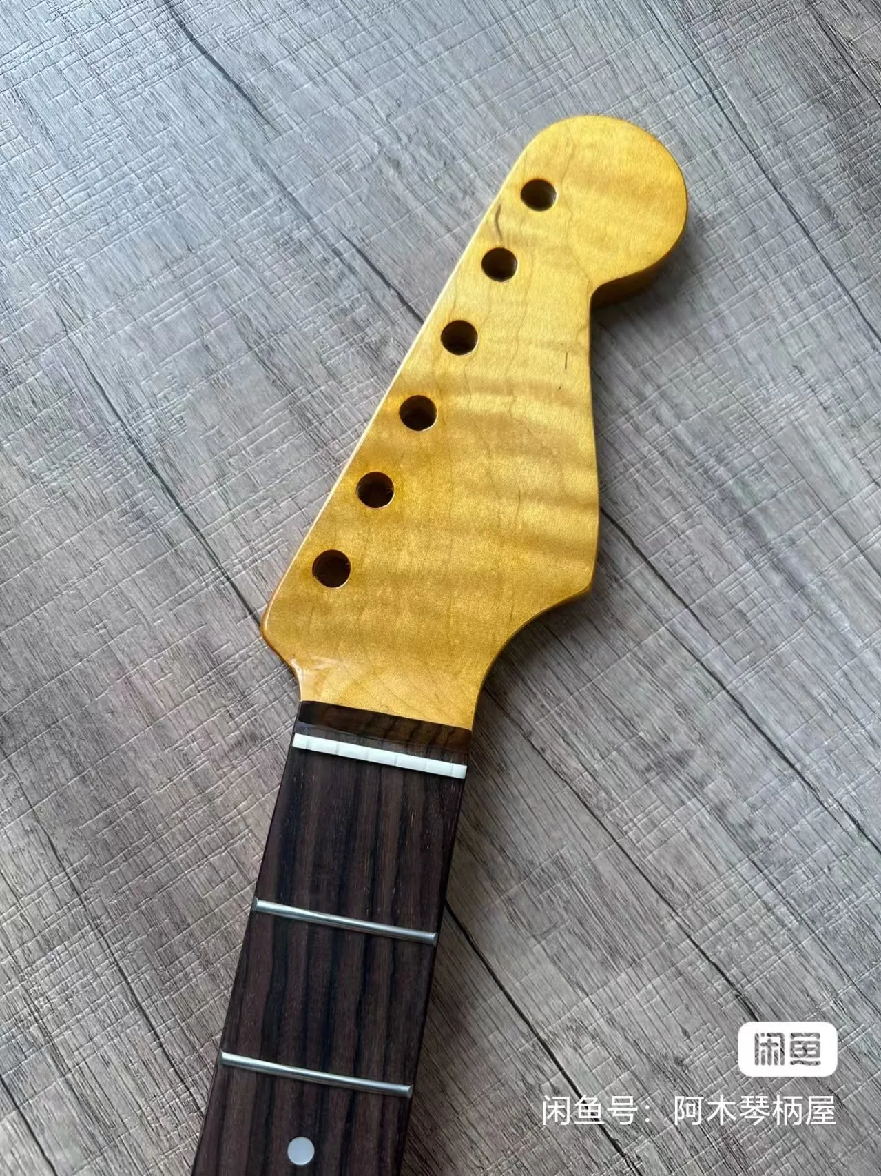 Tiger-Striped Electric Guitar Neck 21 Frets Glossy Finish 56mm Interface Width 9.5 Fingerboard Curvature
Tiger-Striped Electric Guitar Neck 21 Frets Glossy Finish 56mm Interface Width 9.5 Fingerboard Curvature