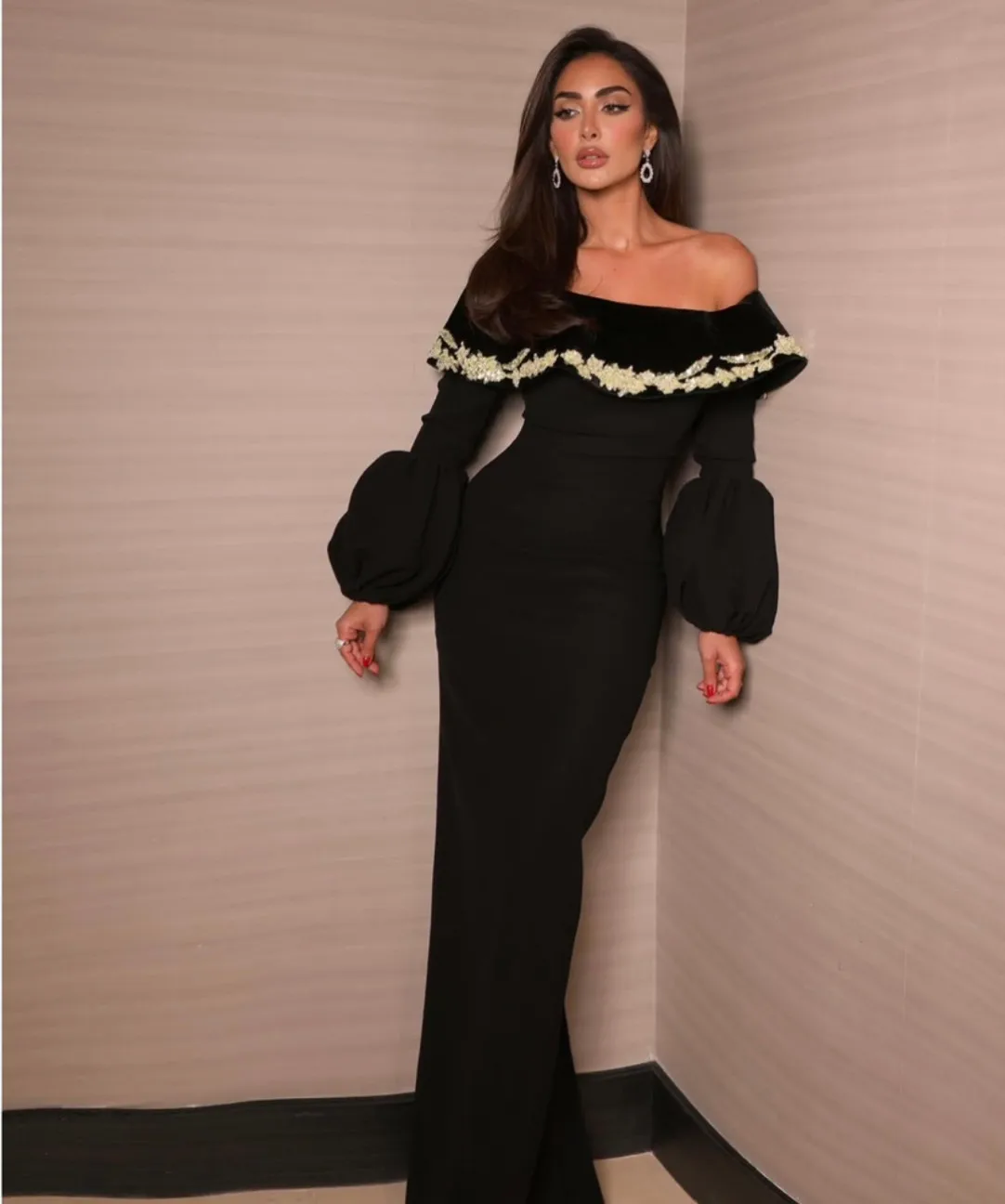 Customized Long Black Boat Neck Evening Dresses with Sequined Flower Mermaid فساتين السهرة Floor Length Prom Dress for Women
Customized Long Black Boat Neck Evening Dresses with Sequined Flower Mermaid فساتين السهرة Floor Length Prom Dress for Women