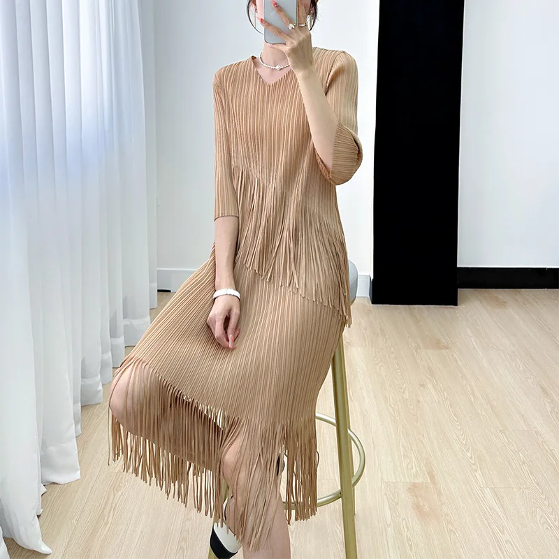 Miyake Fold Simple Design Sense High-end Fashion Slimming Solid Color V-neck Tassel Dress 2023 Summer New Women Dresses
Miyake Fold Simple Design Sense High-end Fashion Slimming Solid Color V-neck Tassel Dress 2023 Summer New Women Dresses
