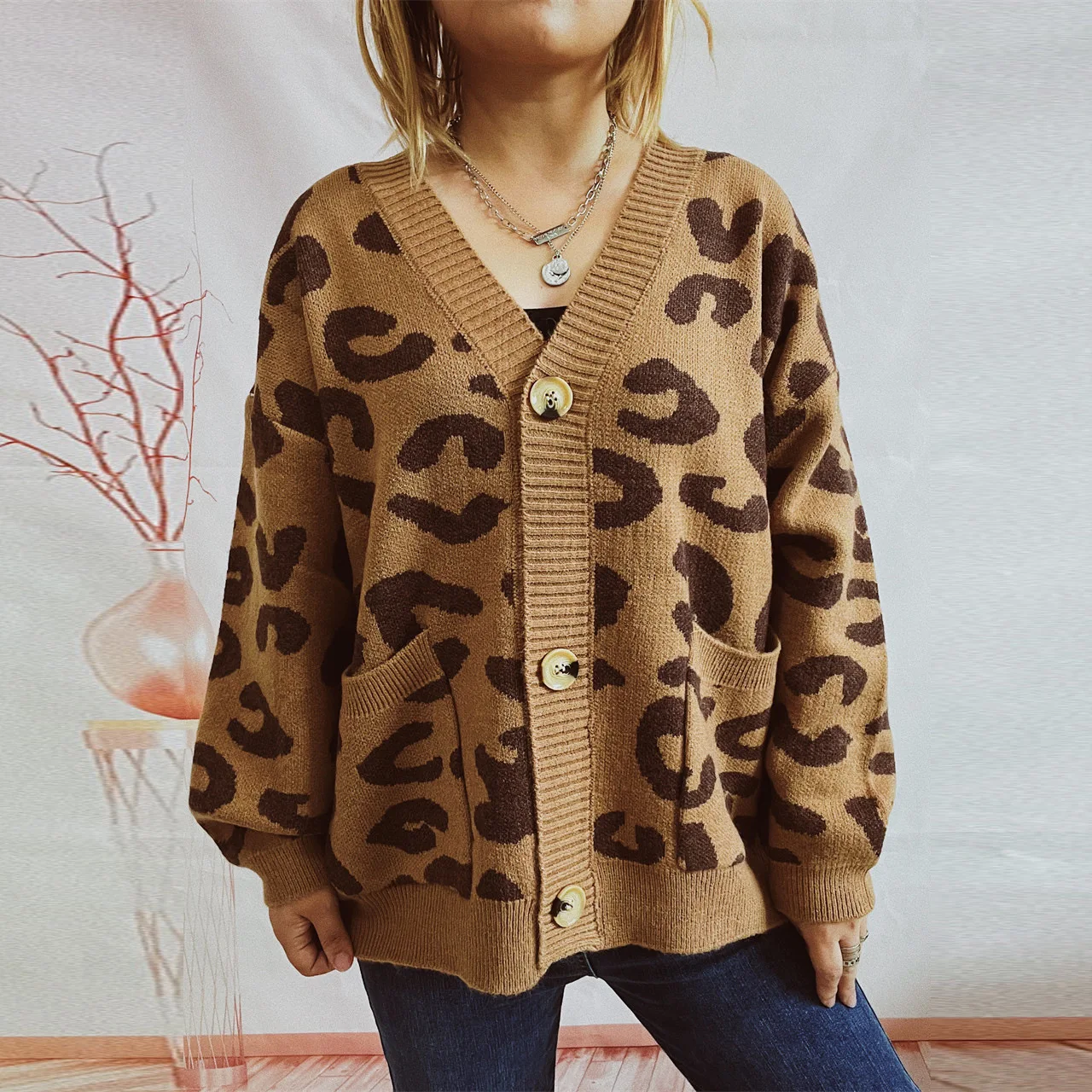 2023 Autumn/Winter New Relaxed Leopard Pattern Single Breasted Long Sleeved V-neck Knitted Sweater Coat
2023 Autumn/Winter New Relaxed Leopard Pattern Single Breasted Long Sleeved V-neck Knitted Sweater Coat