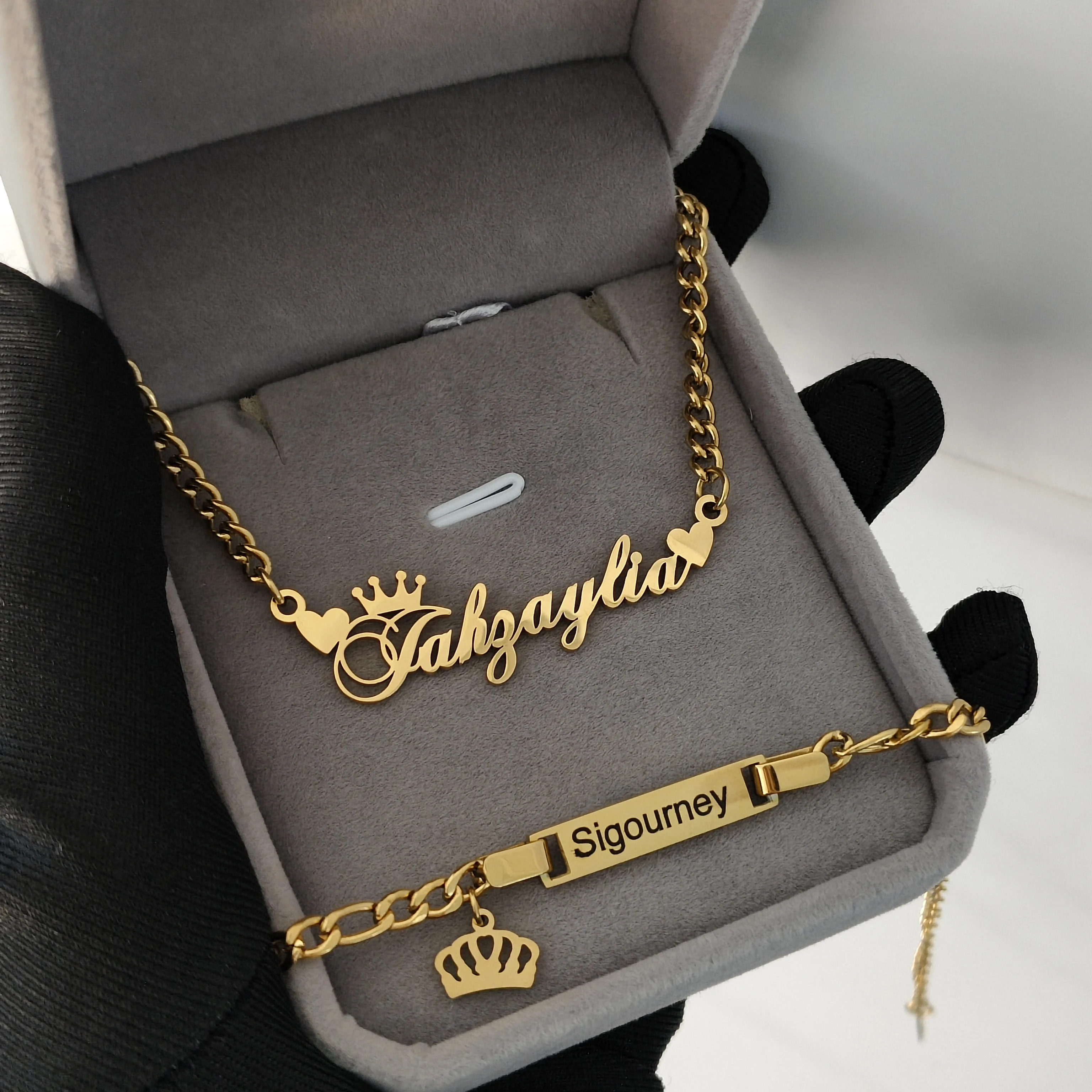 DHQH Новая оптовая продажа, индивидуальный именной набор, персонализированное ожерелье с буквой/логотипом, браслет, набор подарков на день рождения, прямые продажи от производителя
DHQH Новая оптовая продажа, индивидуальный именной набор, персонализированное ожерелье с буквой/логотипом, браслет, набор подарков на день рождения, прямые продажи от производителя