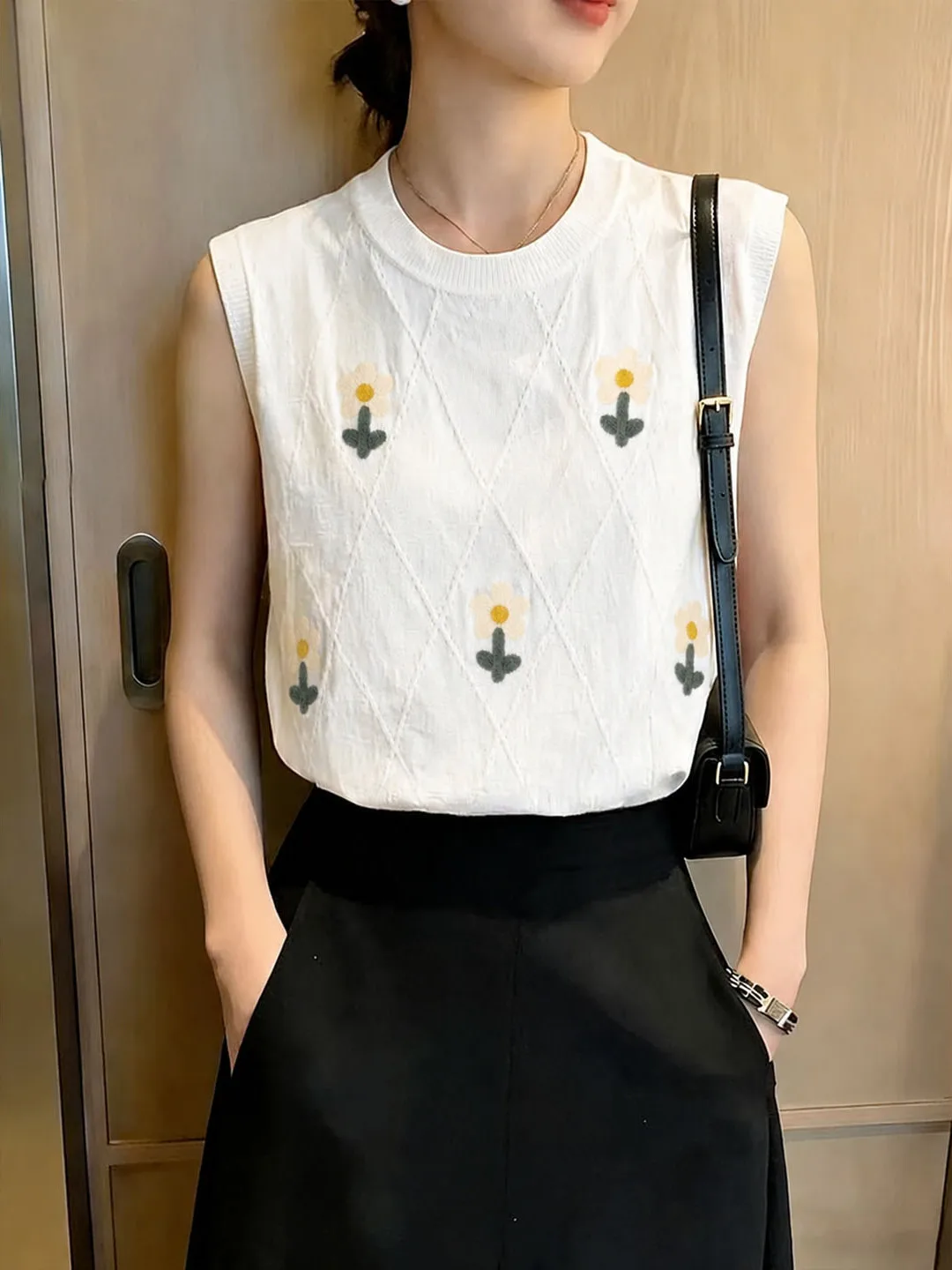 Fashionable Floral Print Knitted Vest Sleeveless Women's Top Summer Style Versatile Casual Wear round Neckline Straight Cut
Fashionable Floral Print Knitted Vest Sleeveless Women's Top Summer Style Versatile Casual Wear round Neckline Straight Cut