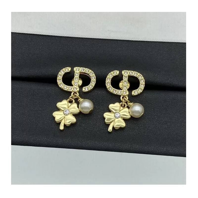 Classic Clover Pearl Stud Earrings New Year's Full Diamond Letter Earrings Women
Classic Clover Pearl Stud Earrings New Year's Full Diamond Letter Earrings Women
