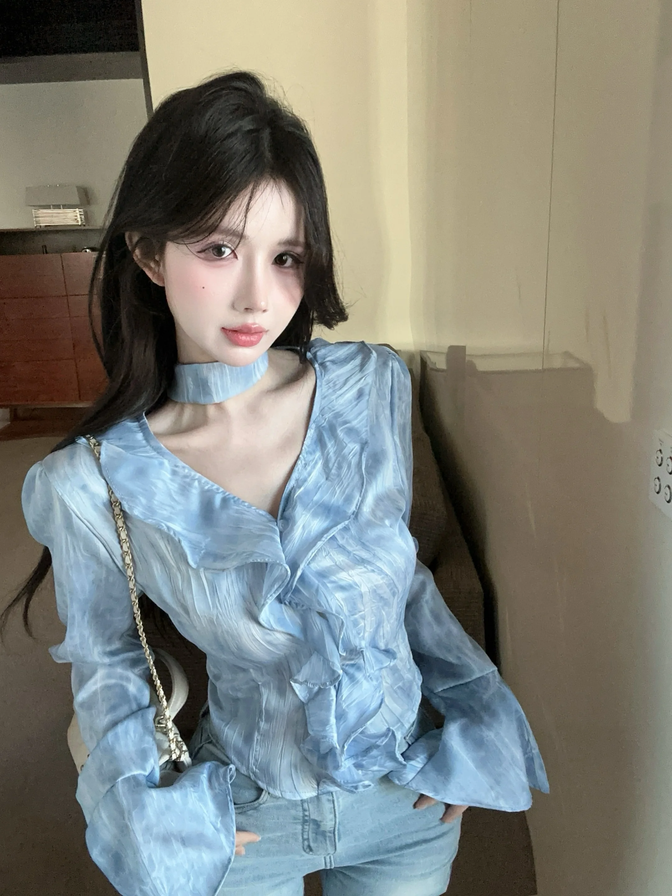 Spring Pure Desire Gradient Color Bell Sleeve Chiffon Shirt Women's V-neck Hanging Neck Small Top High-end Gored Skirt Shirt
Spring Pure Desire Gradient Color Bell Sleeve Chiffon Shirt Women's V-neck Hanging Neck Small Top High-end Gored Skirt Shirt