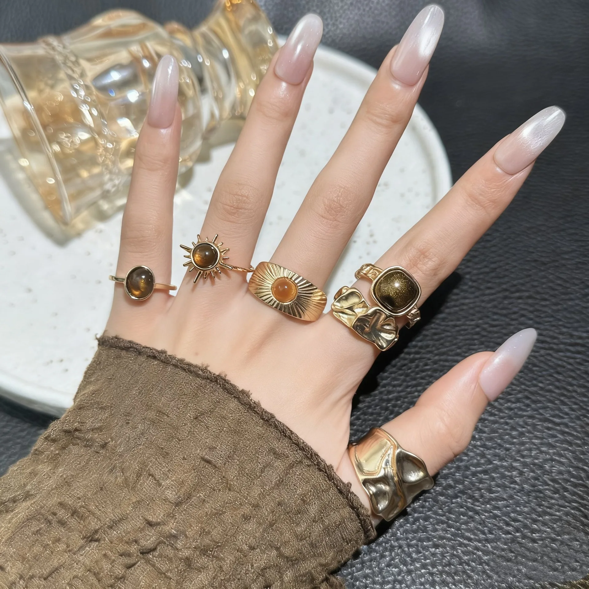 Набор из 6 массивных колец в винтажном стиле, модные украшения из сплава, уникальные, стильные аксессуары для женщин среднего возраста
Набор из 6 массивных колец в винтажном стиле, модные украшения из сплава, уникальные, стильные аксессуары для женщин среднего возраста