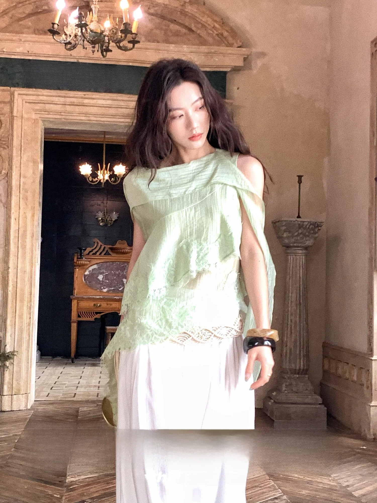 French Style Lace Shirt Asymmetric Hem Tunic Top Silk No-Sleeve Women's Fashion Summer Outfit Leaf Sashes Straight Cut
French Style Lace Shirt Asymmetric Hem Tunic Top Silk No-Sleeve Women's Fashion Summer Outfit Leaf Sashes Straight Cut
