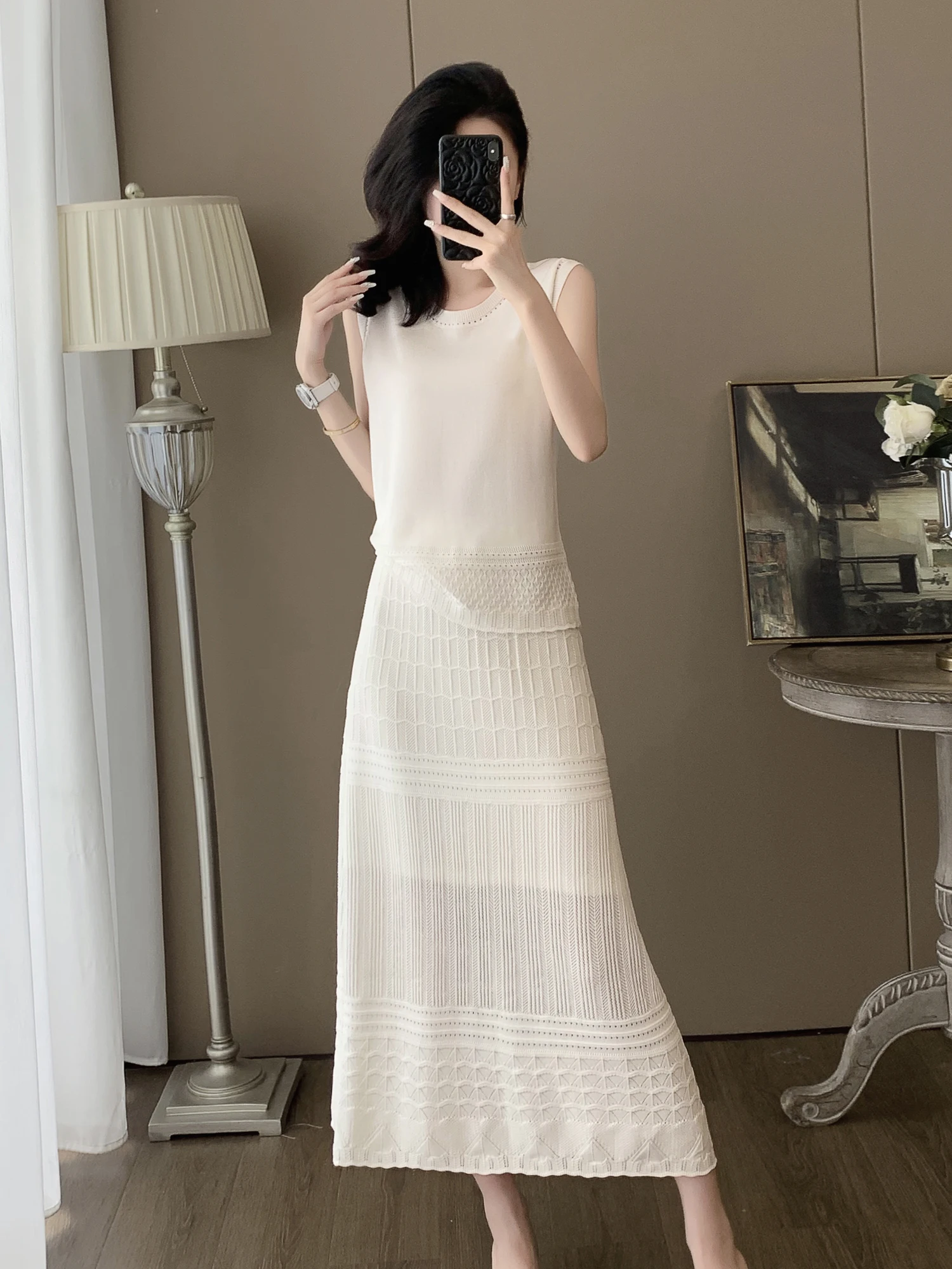 Summer New Ice Silk Knitted Top High Waist Half Skirt Two-Piece Set Women's Fashion Ensemble Stylish Design Sensation Luxury
Summer New Ice Silk Knitted Top High Waist Half Skirt Two-Piece Set Women's Fashion Ensemble Stylish Design Sensation Luxury