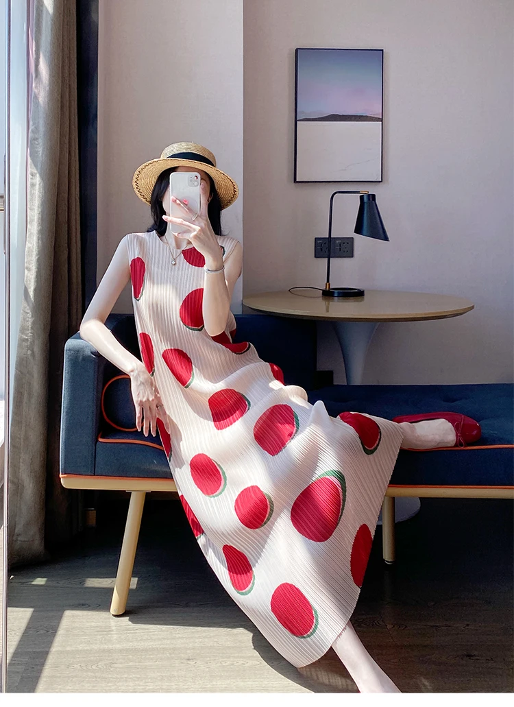 HOT SELLING Miyake summer new fashion fold dot printed sleeveless o-neck Straight dress IN STOCK
HOT SELLING Miyake summer new fashion fold dot printed sleeveless o-neck Straight dress IN STOCK