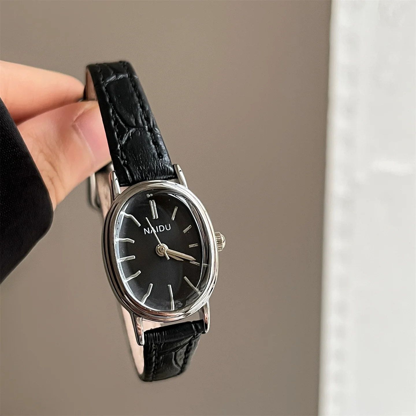 Elegant Vintage Women's Quartz Watch Oval Case Simple Dial Luxury Gold/Silver/Black Wristwatch for Ladies Reloj Mujer Orologio
Elegant Vintage Women's Quartz Watch Oval Case Simple Dial Luxury Gold/Silver/Black Wristwatch for Ladies Reloj Mujer Orologio
