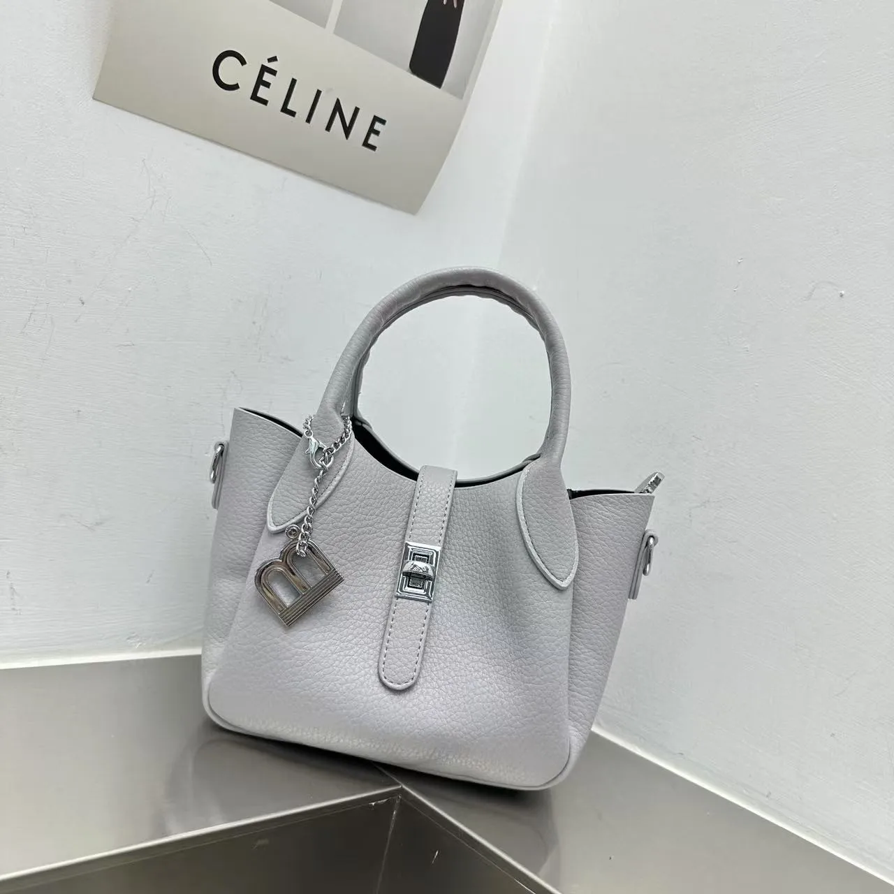 Convertible Women's Tote Bag Leather Crossbody Shoulder Handbag 2-In-1 Design Luxury Designer Purse
Convertible Women's Tote Bag Leather Crossbody Shoulder Handbag 2-In-1 Design Luxury Designer Purse