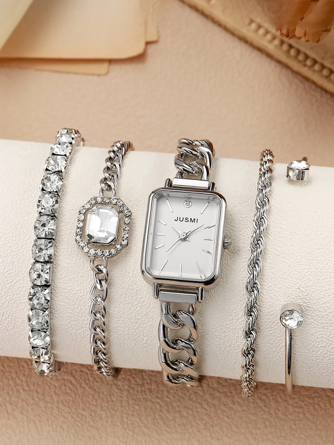 Fashionable Simple Square Dial No Number Alloy Women's Quartz Watch Set with Diamond Bracelet 5 Piece Set for Christmas and Than
Fashionable Simple Square Dial No Number Alloy Women's Quartz Watch Set with Diamond Bracelet 5 Piece Set for Christmas and Than