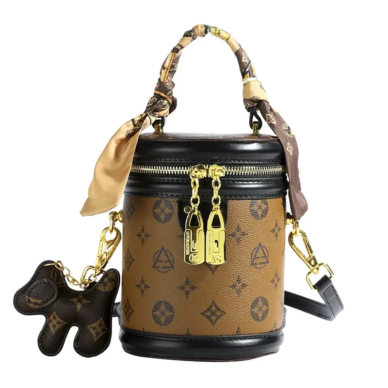 Дизайнерская цилиндрическая сумка-ведро через плечо для женщин, новая модная модель, маленькая, стильная, для зрелых женщин.
Дизайнерская цилиндрическая сумка-ведро через плечо для женщин, новая модная модель, маленькая, стильная, для зрелых женщин.