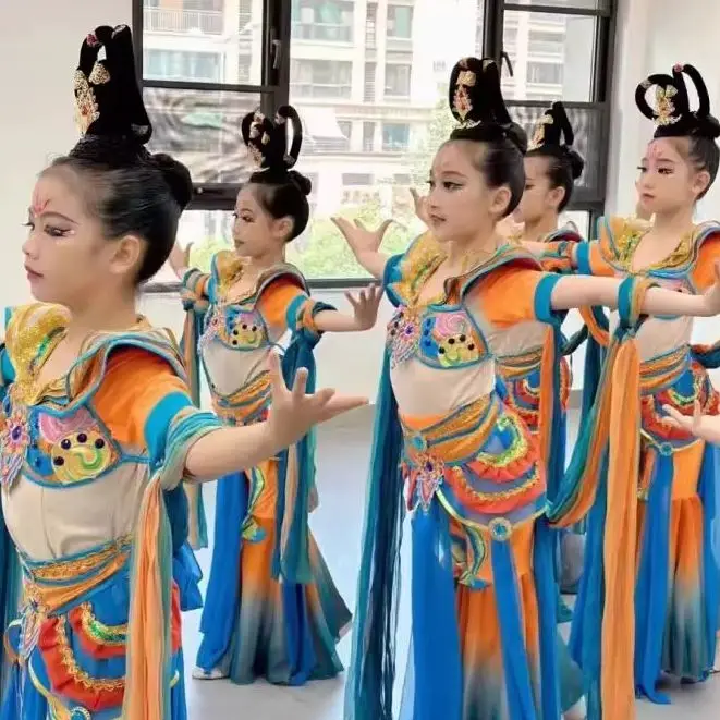 Flying Apsaras Dunhuang performance costumes, girls' classical and elegant pipa dance costumes, a thousand-year appointment
Flying Apsaras Dunhuang performance costumes, girls' classical and elegant pipa dance costumes, a thousand-year appointment