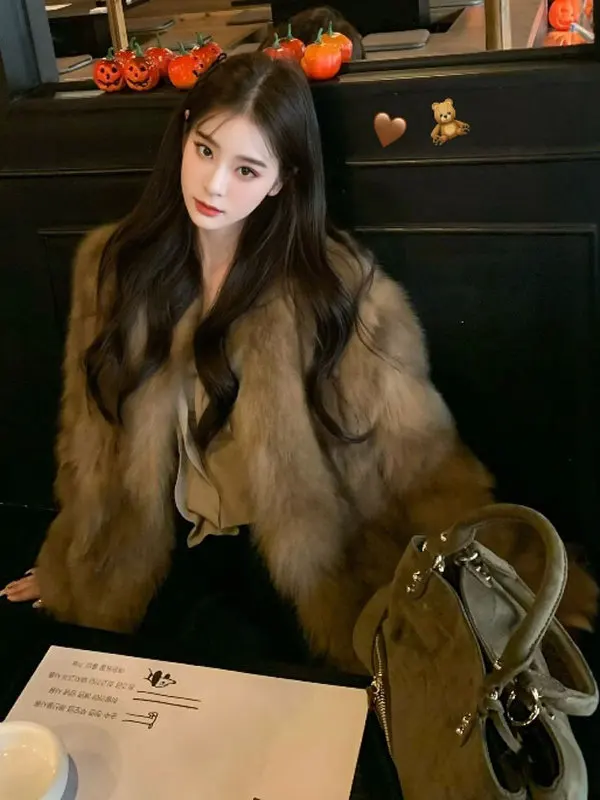 Элегантное утепленное модное пальто из натурального меха для женщин, теплое, однотонное, с длинными рукавами, V-образным вырезом, из цельной шкурки, для банкетов и торжественных мероприятий.
Элегантное утепленное модное пальто из натурального меха для женщин, теплое, однотонное, с длинными рукавами, V-образным вырезом, из цельной шкурки, для банкетов и торжественных мероприятий.