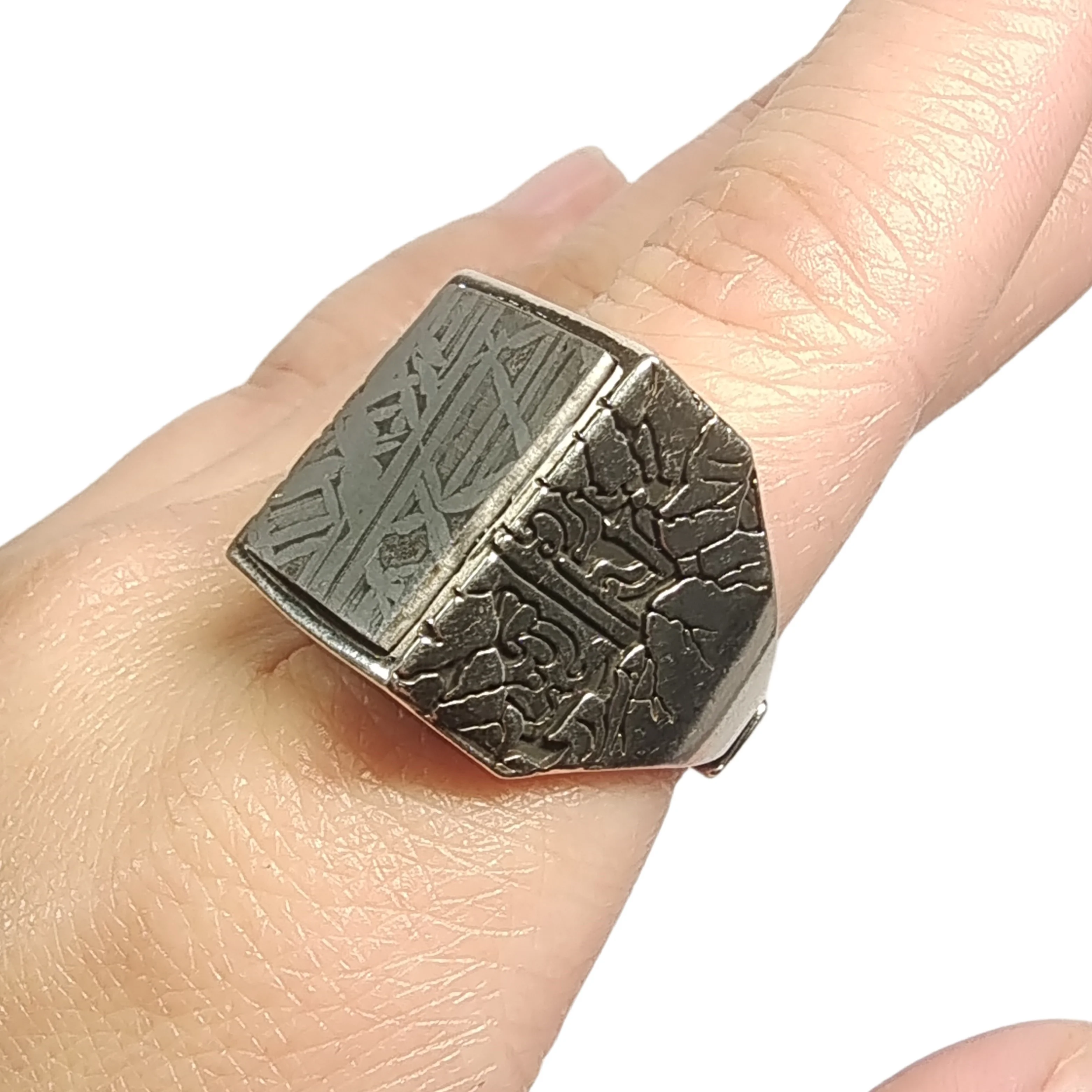 14.4g Muonionalusta meteorite S925 Silver Ring Natural iron meteorite pendant MeteoriteHandmade jewelry Silver Ring --K31
14.4g Muonionalusta meteorite S925 Silver Ring Natural iron meteorite pendant MeteoriteHandmade jewelry Silver Ring --K31