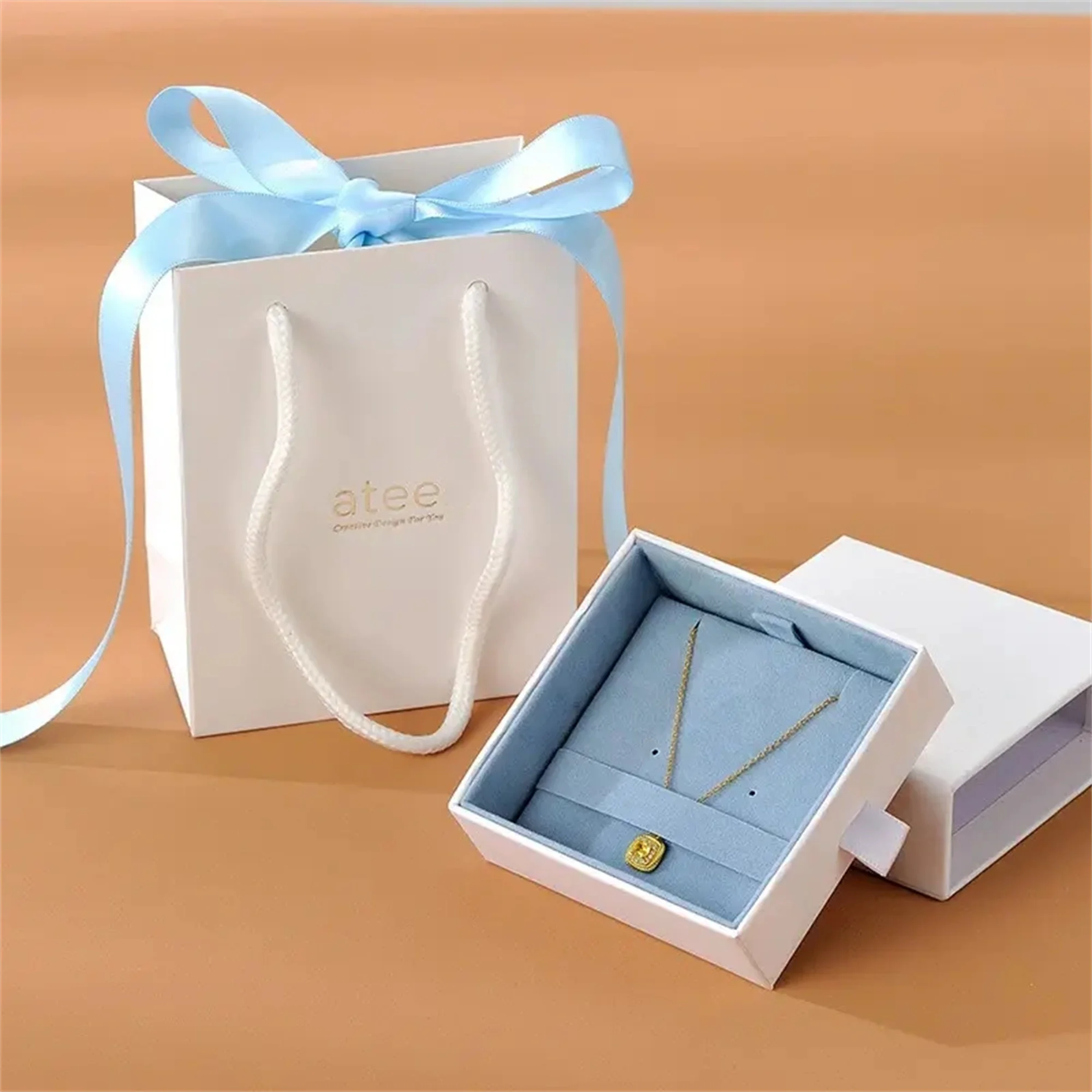 Microfiber Pouch Card Paper Slide Box Double-Sided Velvet Interior Paper Handle Bag Jewelry Packaging Set With LOGO Customized
Microfiber Pouch Card Paper Slide Box Double-Sided Velvet Interior Paper Handle Bag Jewelry Packaging Set With LOGO Customized