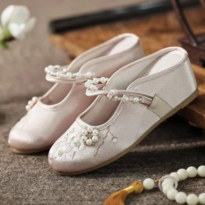 Женские шлепанцы-мюли на танкетке с вышивкой бисером, весна-лето, новый китайский стиль, шелковые домашние тапочки с мягкой подошвой, уличные полутапочки
Женские шлепанцы-мюли на танкетке с вышивкой бисером, весна-лето, новый китайский стиль, шелковые домашние тапочки с мягкой подошвой, уличные полутапочки