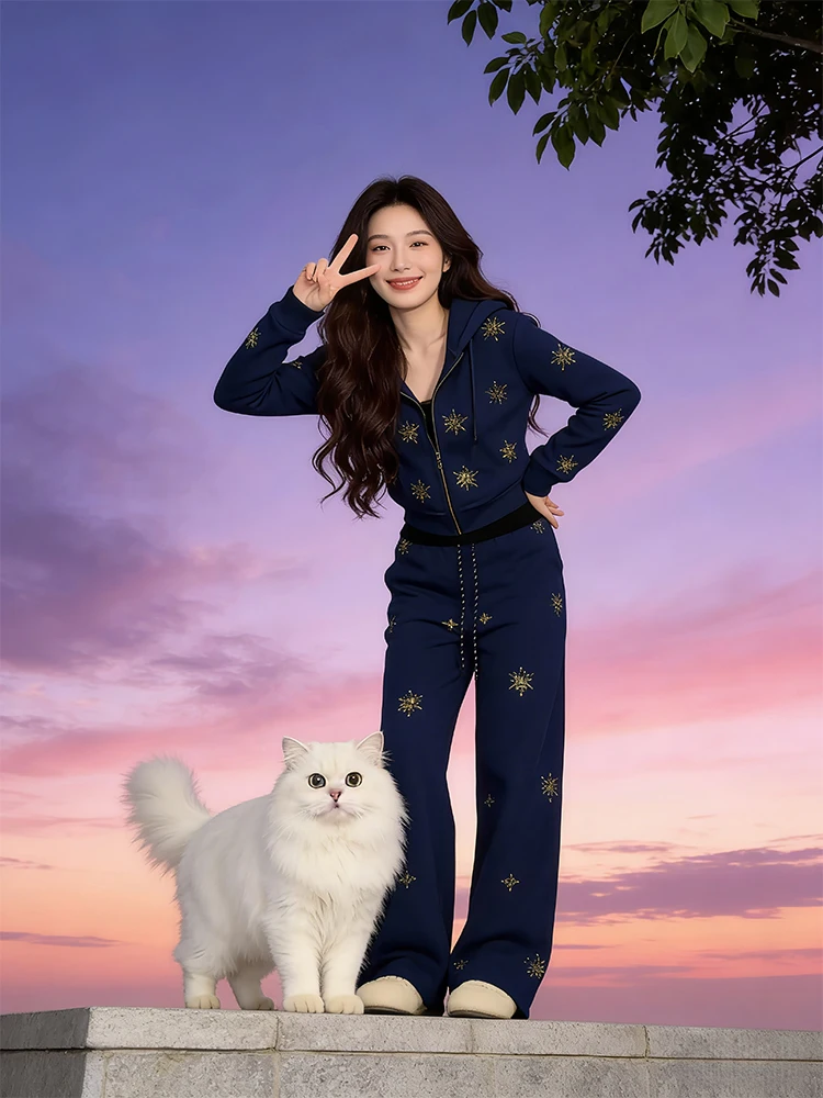 Модный женский комплект из двух предметов: худи с богатой отделкой и брюки с широкими штанинами. Коллекция Осень-Зима 2026.
Модный женский комплект из двух предметов: худи с богатой отделкой и брюки с широкими штанинами. Коллекция Осень-Зима 2026.