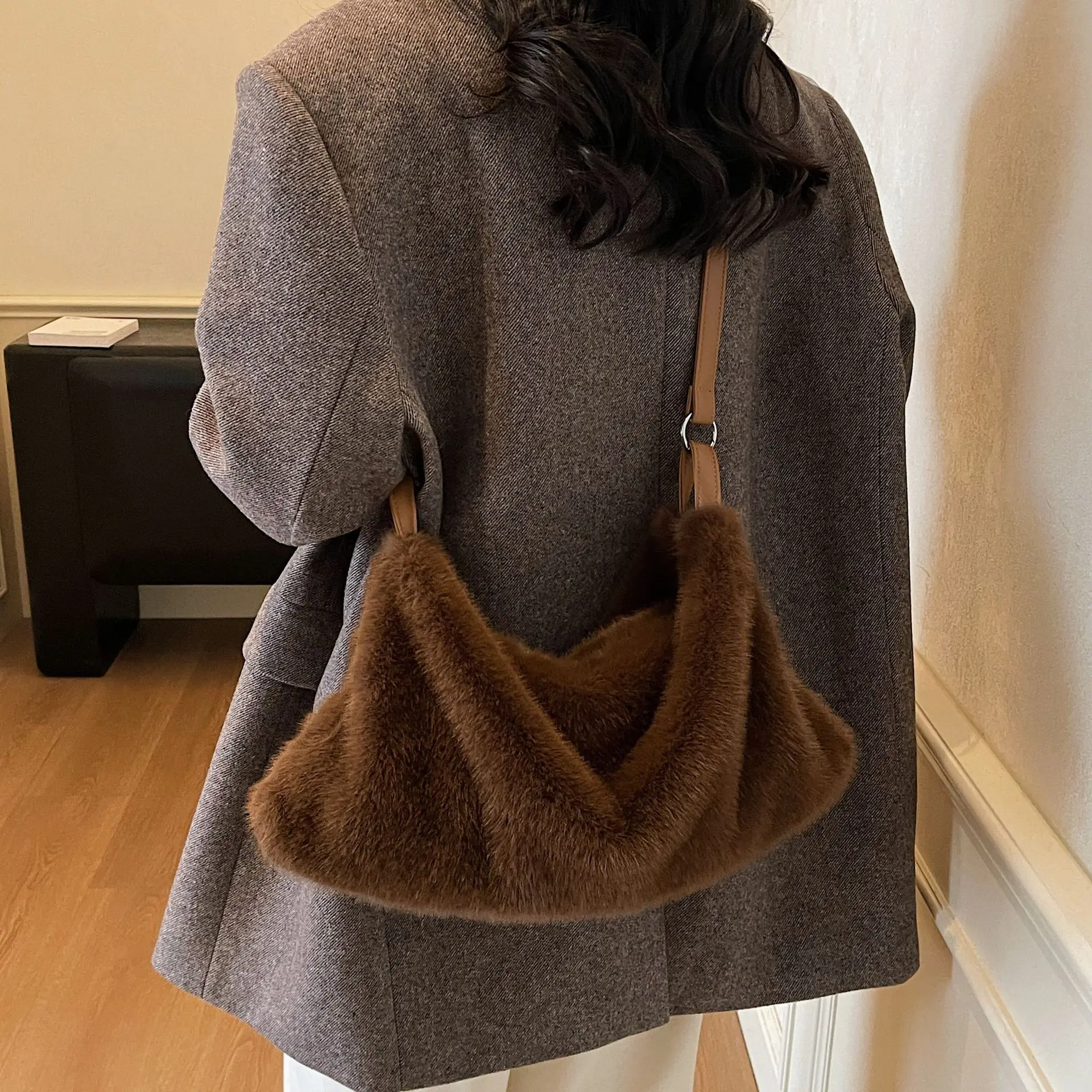 Осенне-зимняя женская сумка Plu Lazy, большая вместительная наклонная сумка на одно плечо, сложенный дизайн, новинка 2025 года, средний размер
Осенне-зимняя женская сумка Plu Lazy, большая вместительная наклонная сумка на одно плечо, сложенный дизайн, новинка 2025 года, средний размер