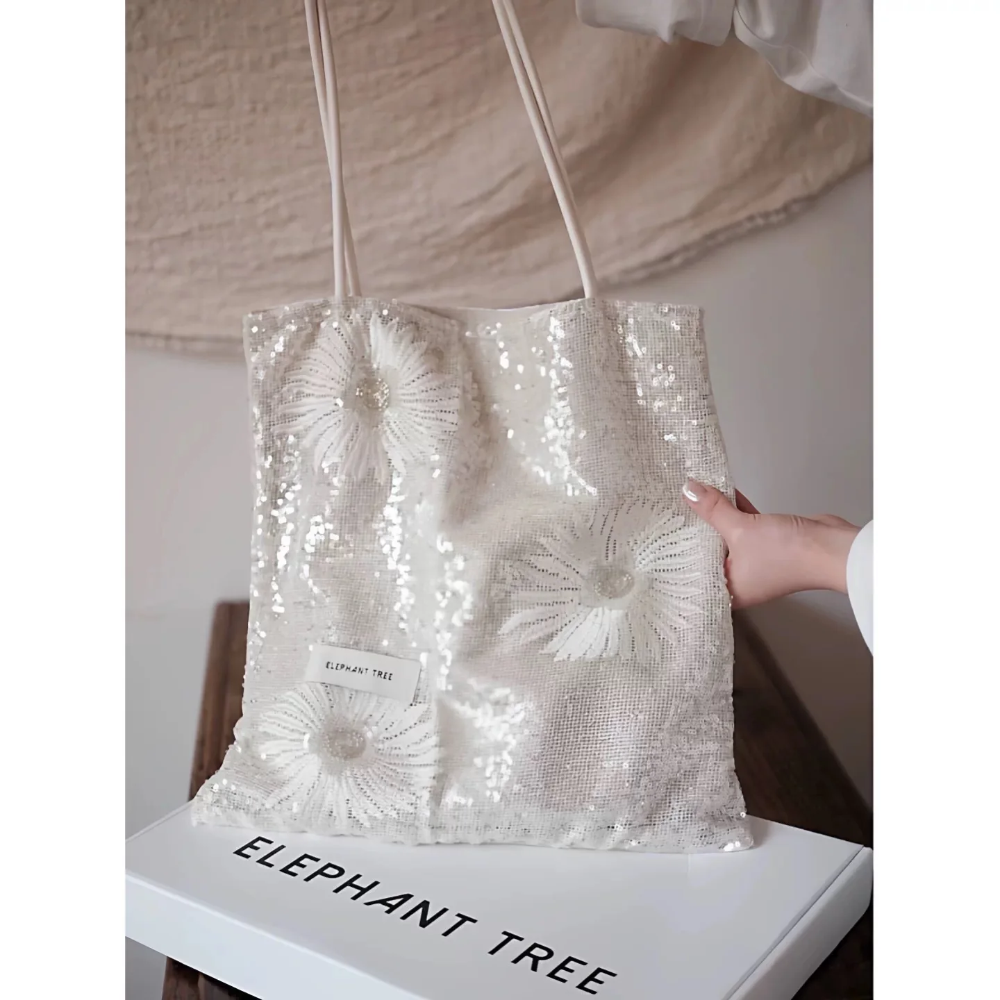 White Daisy Sequin Canvas Large Capacity Shoulder Bag for Women Spring Summer 2026 Trendy Tote Bag Simple Pure Color Design
White Daisy Sequin Canvas Large Capacity Shoulder Bag for Women Spring Summer 2026 Trendy Tote Bag Simple Pure Color Design