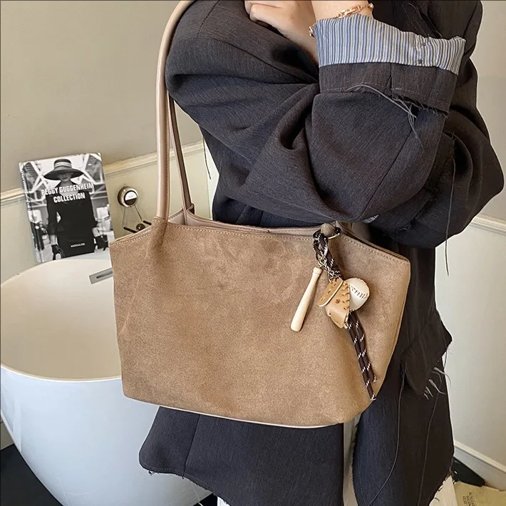  Новинка 2024 года, большая сумка для женщин, большая вместительная сумка на плечо под мышками, мягкая кожаная сумка через плечо, элегантная модная повседневная сумка для поездок на работу
Новинка 2024 года, большая сумка для женщин, большая вместительная сумка на плечо под мышками, мягкая кожаная сумка через плечо, элегантная модная повседневная сумка для поездок на работу 