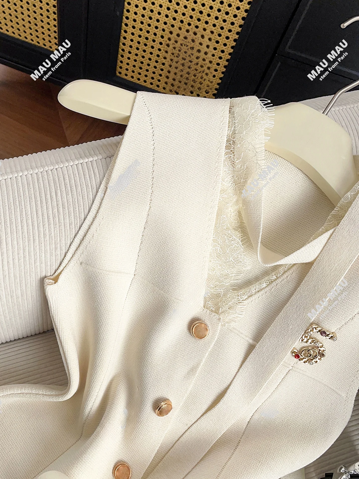 High-End Summer Lace Knitted V-Ne Cardigan Top South Oil Fraance Sle ort Length Single Button Closure Color
High-End Summer Lace Knitted V-Ne Cardigan Top South Oil Fraance Sle ort Length Single Button Closure Color