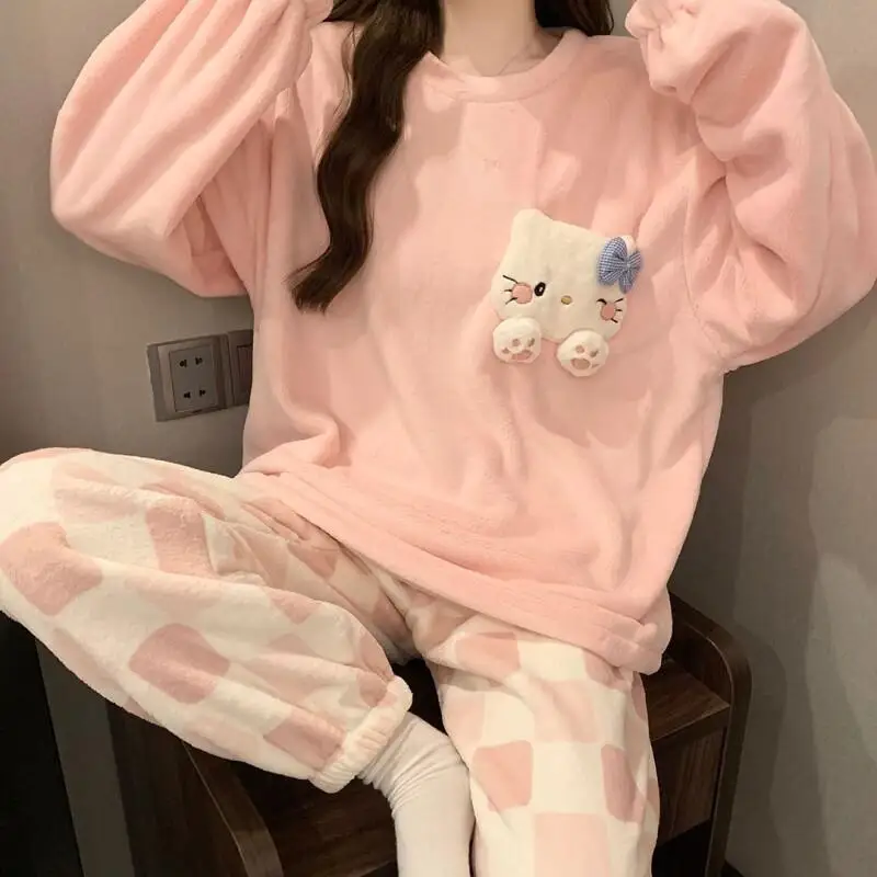 Комплект женской пижамы Sanrio с мультяшным принтом Hello Kitty, фланелевый, из кораллового флиса, для дома и улицы, утолщенный, осенне-зимний, пуловер, в корейском стиле
Комплект женской пижамы Sanrio с мультяшным принтом Hello Kitty, фланелевый, из кораллового флиса, для дома и улицы, утолщенный, осенне-зимний, пуловер, в корейском стиле