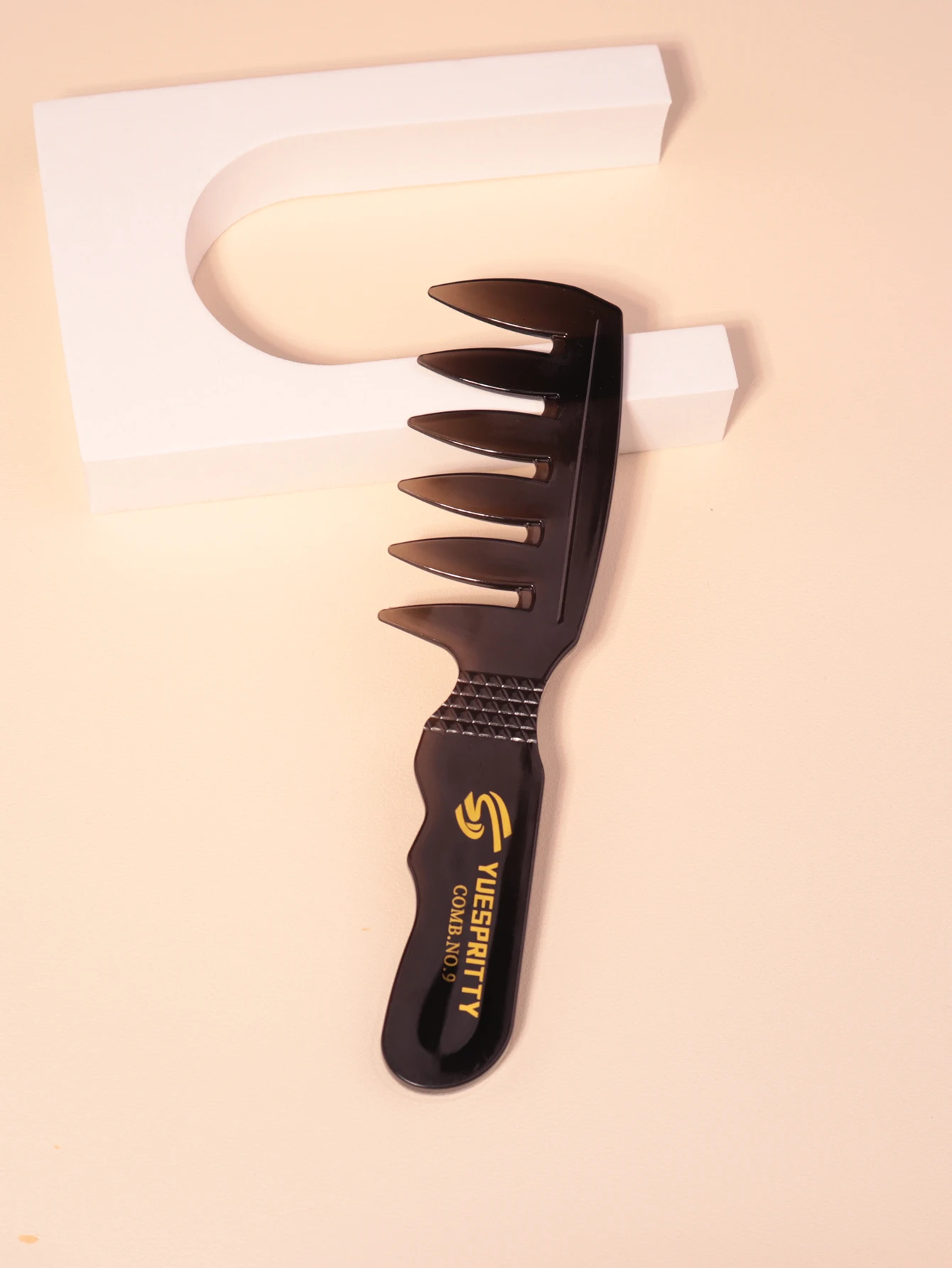 Мужская винтажная расческа с масляной головкой, портативная парикмахерская расческа с широкими зубцами, карманные расчески для волос, специально для париков из натуральных волос
Мужская винтажная расческа с масляной головкой, портативная парикмахерская расческа с широкими зубцами, карманные расчески для волос, специально для париков из натуральных волос