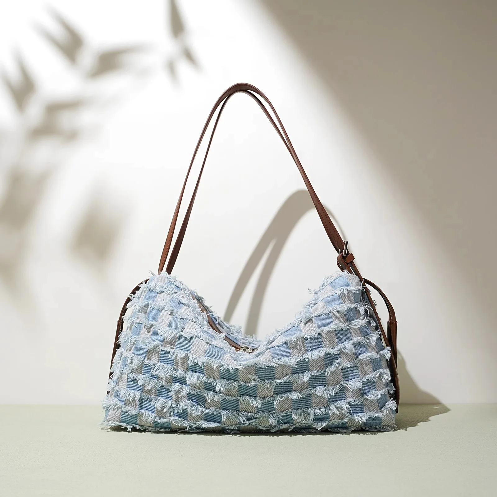 Ladies' bag, high-end light luxury niche fashion shoulder bag, 2025 summer ins stylish commuting leisure bag
Ladies' bag, high-end light luxury niche fashion shoulder bag, 2025 summer ins stylish commuting leisure bag