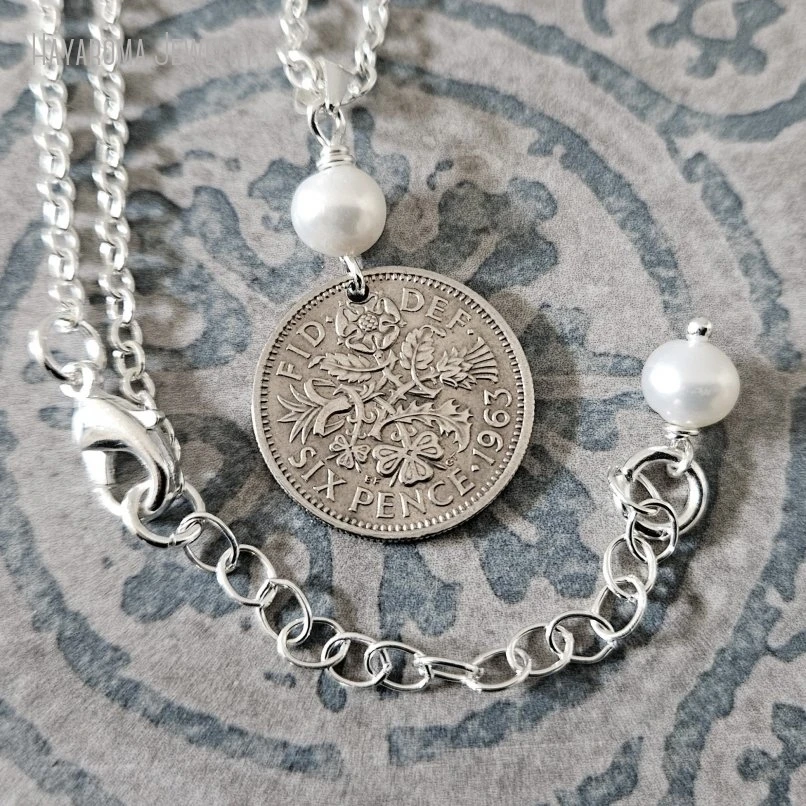 10Pcs Lucky Sixpence Necklace British Coin Stainless Steel Chain with Pearls Tudor Rose Medalion Bride Wedding Jewelry
10Pcs Lucky Sixpence Necklace British Coin Stainless Steel Chain with Pearls Tudor Rose Medalion Bride Wedding Jewelry