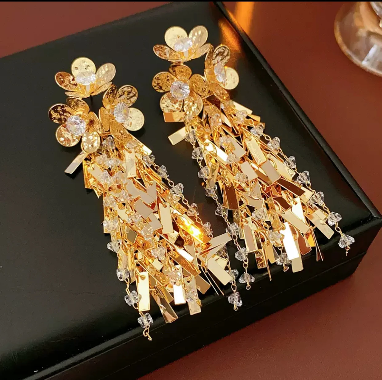 9 * 2.5 cm Korean elegant and luxurious fashion flower earrings, high-end feeling, fashionable temperament, hot-selling earrings
9 * 2.5 cm Korean elegant and luxurious fashion flower earrings, high-end feeling, fashionable temperament, hot-selling earrings
