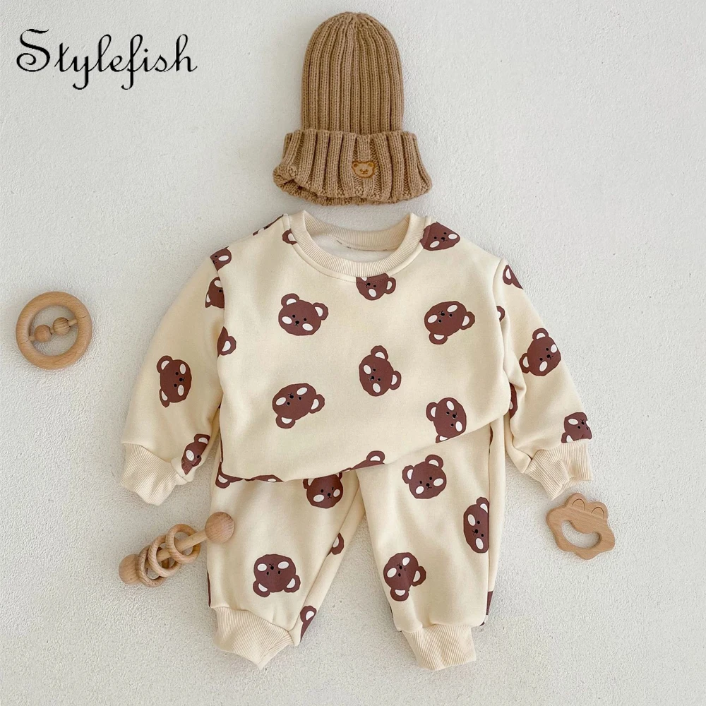 Ins2022 winter dress infant costume bear print suit baby plush thickened top+trousers 2 pieces
Ins2022 winter dress infant costume bear print suit baby plush thickened top+trousers 2 pieces