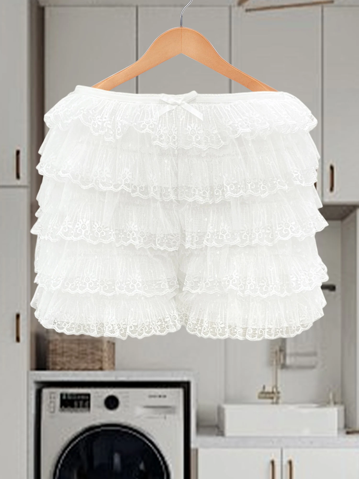 Женские кружевные шорты с высокой талией и рюшами с цветочным принтом, бантом и многослойным подолом для стильного летнего образа
Женские кружевные шорты с высокой талией и рюшами с цветочным принтом, бантом и многослойным подолом для стильного летнего образа