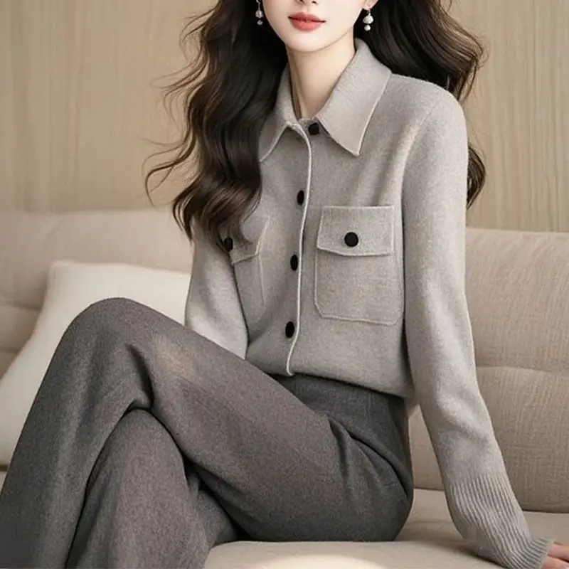 High-end Lazy Soft Grey Sweaters Coat Female Autumn Winter New Temperament Retro Lapel Knitted Cardigan Women's Clothing Tops
High-end Lazy Soft Grey Sweaters Coat Female Autumn Winter New Temperament Retro Lapel Knitted Cardigan Women's Clothing Tops