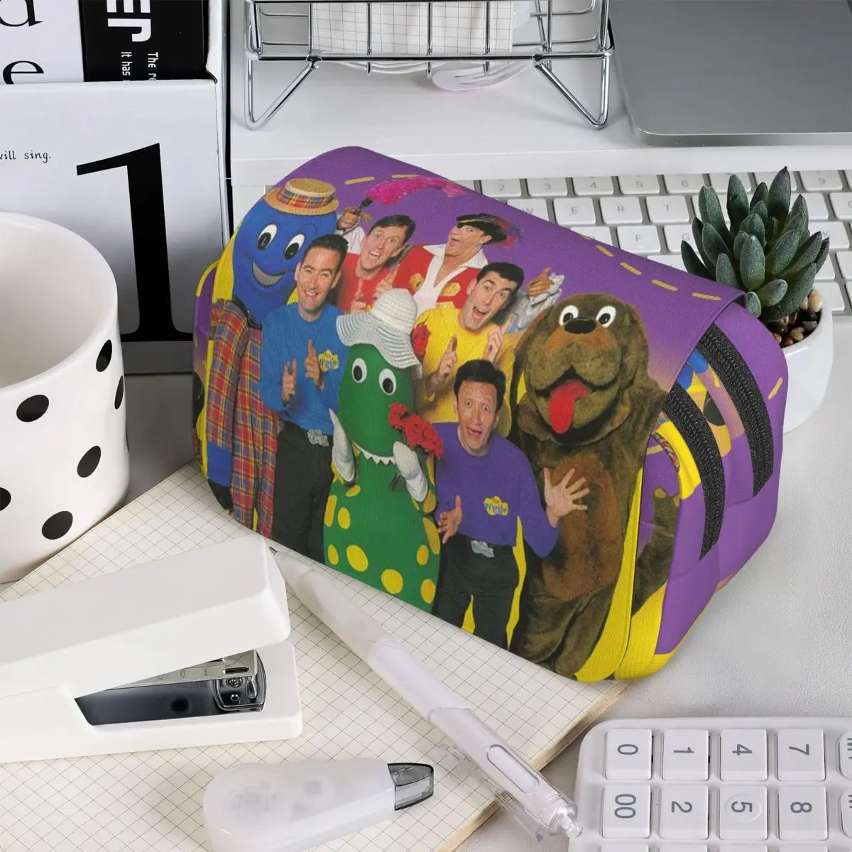 Пенал для детей с изображением музыкальной группы The Wiggles, подарочный пенал-коробка, сумка для канцелярских принадлежностей, держатель для ручек
Пенал для детей с изображением музыкальной группы The Wiggles, подарочный пенал-коробка, сумка для канцелярских принадлежностей, держатель для ручек