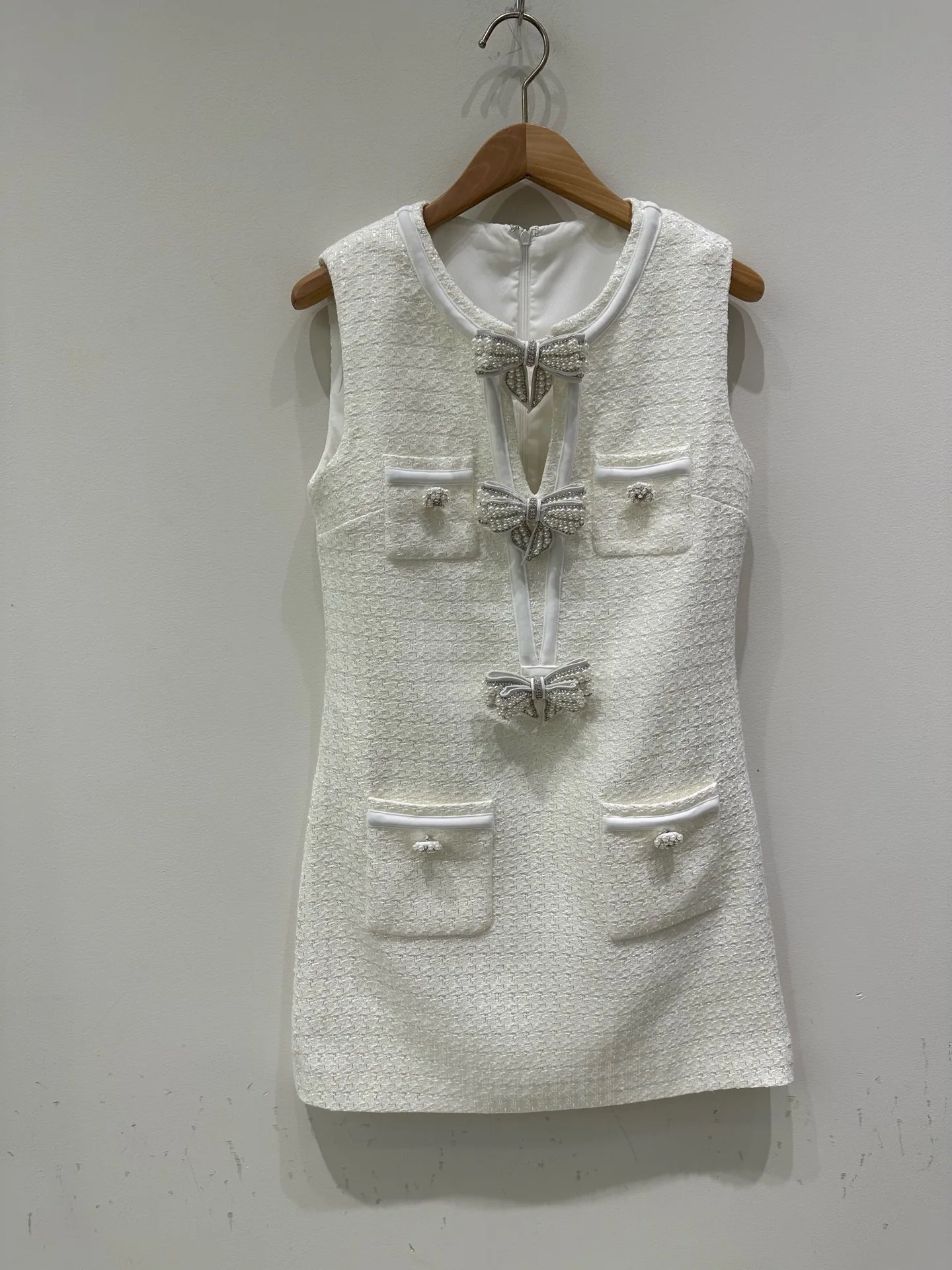 EVACANDIS Hollow Out Bow Pearl O-Neck Women New Sleeveless Luxury High Quality Mini Dress Solid Pockets Elegant Vintage Sweet
EVACANDIS Hollow Out Bow Pearl O-Neck Women New Sleeveless Luxury High Quality Mini Dress Solid Pockets Elegant Vintage Sweet