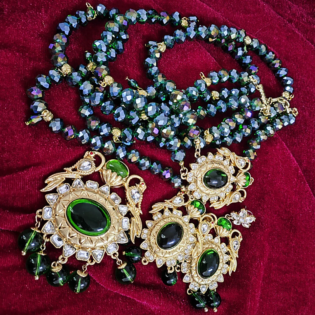 Niche trend retro rhinestone green glass crystal pendant necklace earrings for women's girl eardrop jewelry wholesale
Niche trend retro rhinestone green glass crystal pendant necklace earrings for women's girl eardrop jewelry wholesale