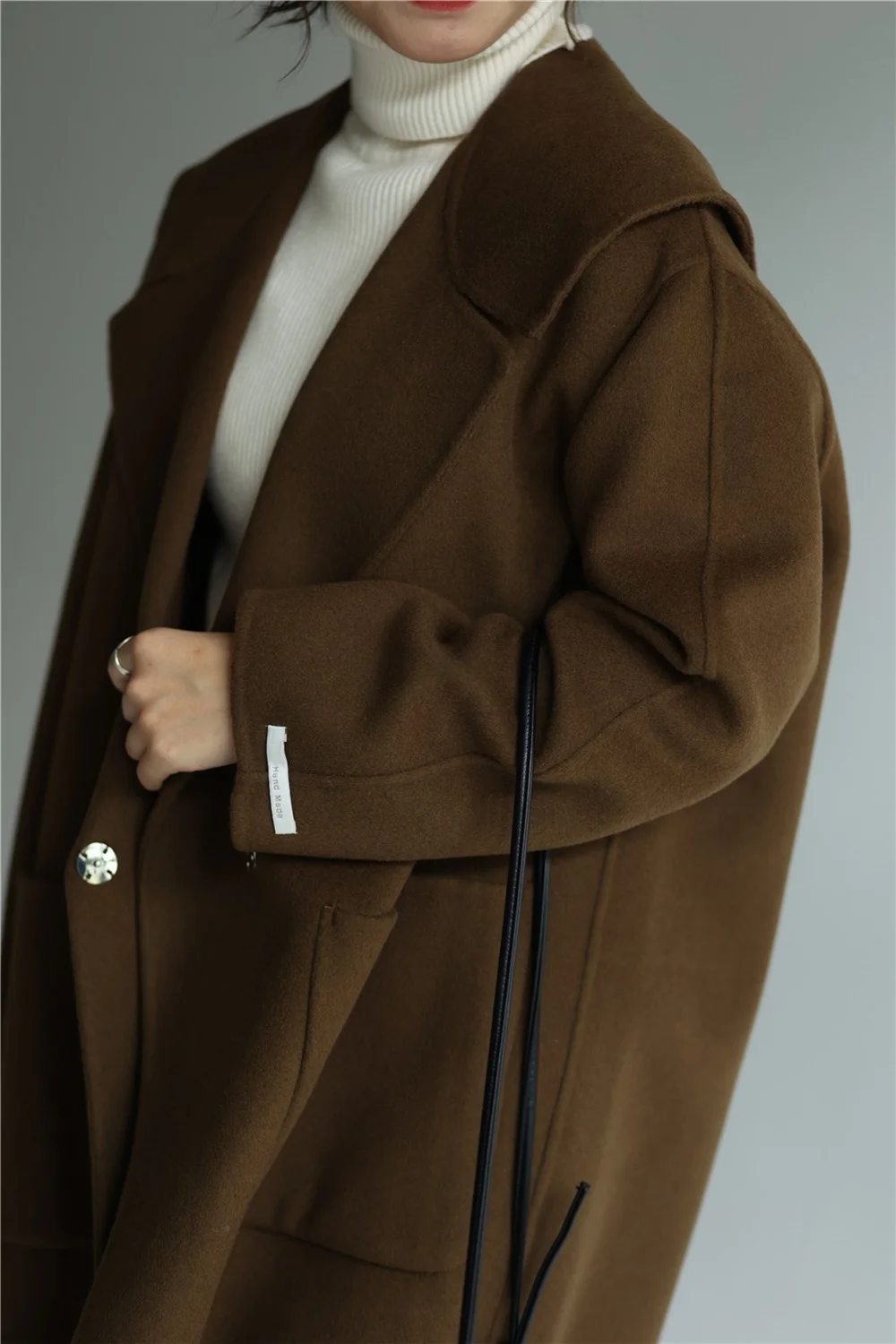 Двустороннее шерстяное пальто ANNUUS, однотонное, свободного кроя, средней длины, с V-образным вырезом, для зимнего сезона
Двустороннее шерстяное пальто ANNUUS, однотонное, свободного кроя, средней длины, с V-образным вырезом, для зимнего сезона