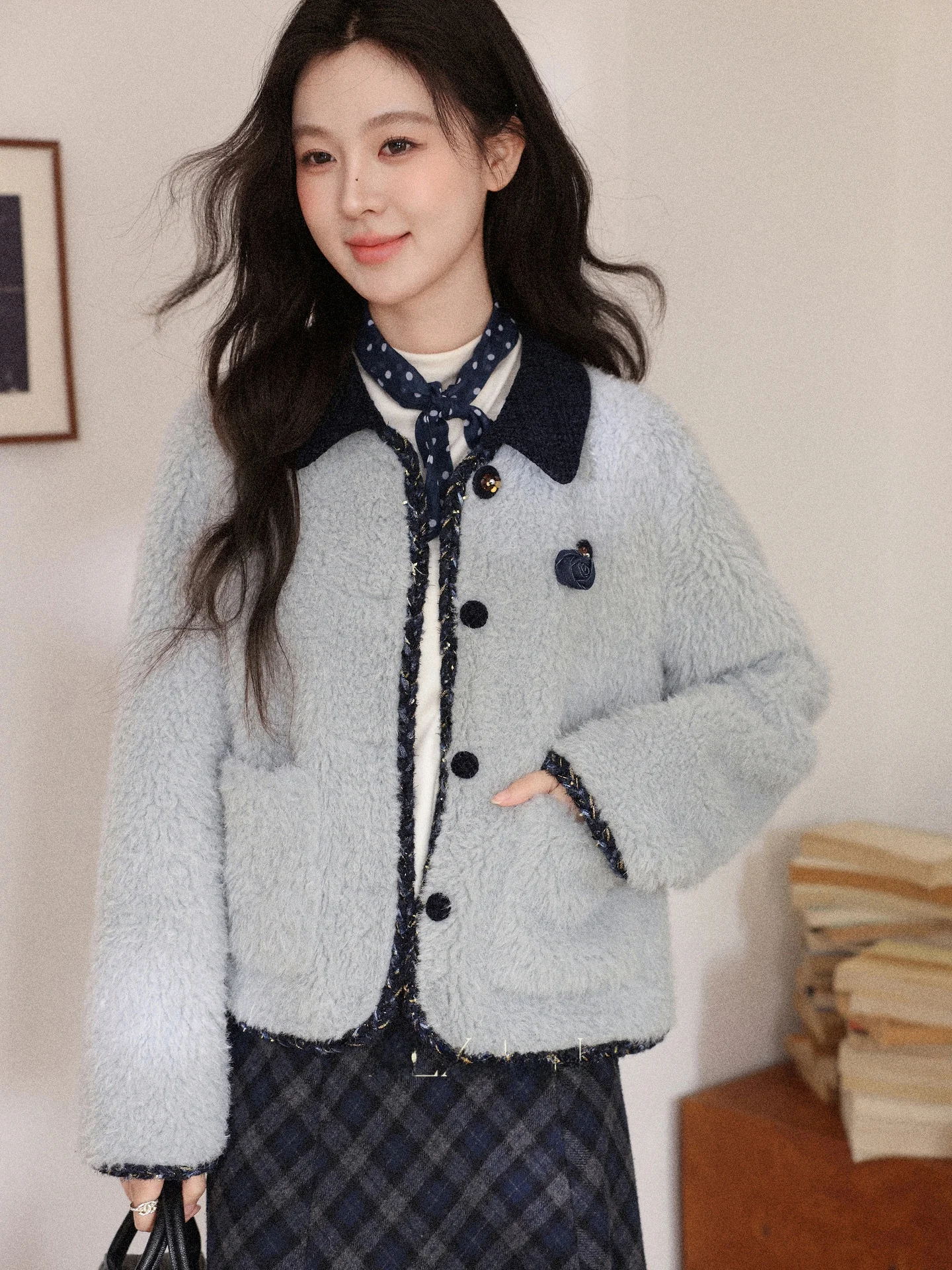 Синее женское пальто из мягкого вельвета на осень-зиму, свободного кроя, с воротником и пуговицами
Синее женское пальто из мягкого вельвета на осень-зиму, свободного кроя, с воротником и пуговицами