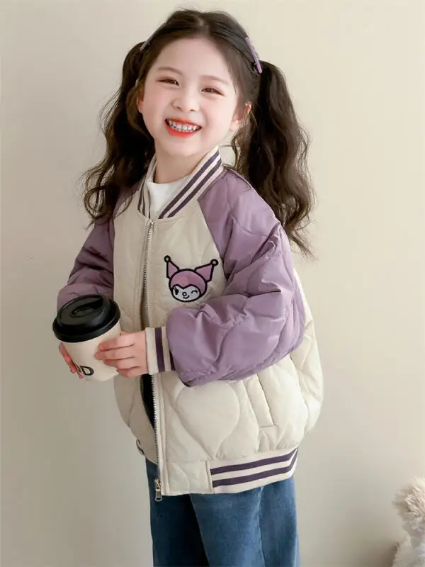 Утепленное пальто Sanrio для девочек Kuromi, осень-зима, новинка 202, детская стеганая бейсбольная форма для маленьких девочек, теплая хлопковая одежда
Утепленное пальто Sanrio для девочек Kuromi, осень-зима, новинка 202, детская стеганая бейсбольная форма для маленьких девочек, теплая хлопковая одежда