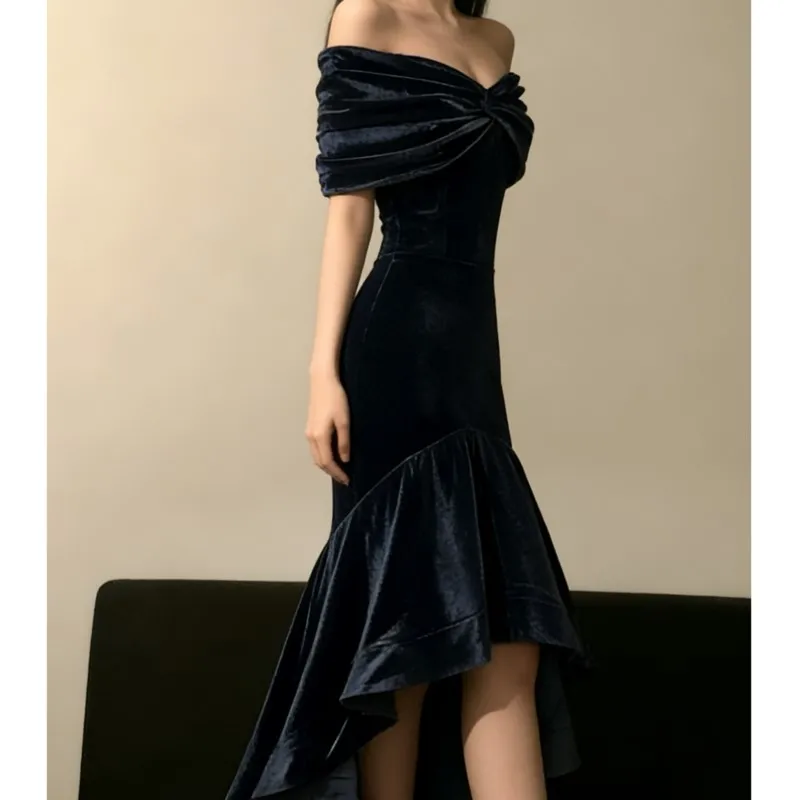 Black velvet one-shoulder ruffled dress with elegant style for banquets
Black velvet one-shoulder ruffled dress with elegant style for banquets