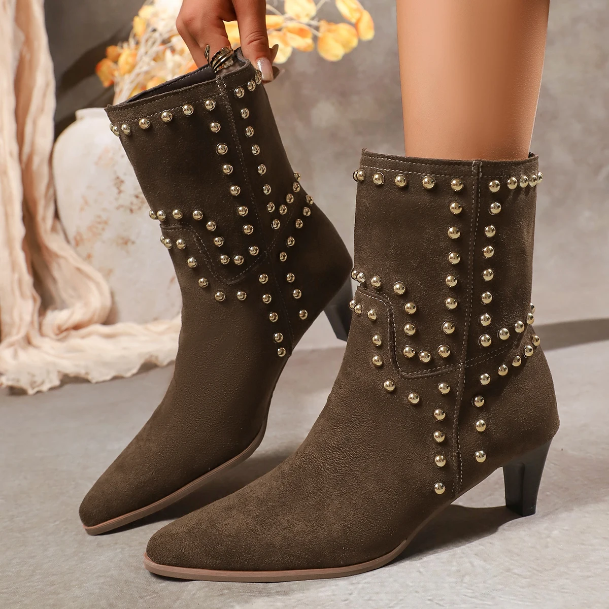 High Heeled Short Boots for Women in 2026 New Plus Size 43 Autumn Pointed Thin Heel French Rivet Solid Color Women's Ankle Boots
High Heeled Short Boots for Women in 2026 New Plus Size 43 Autumn Pointed Thin Heel French Rivet Solid Color Women's Ankle Boots