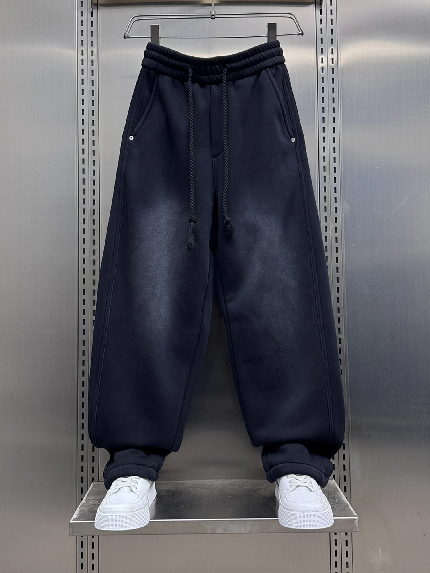 Модные брендовые мужские повседневные брюки прямого кроя с подкладкой из флиса, осенне-зимние новые свободные удобные байкерские брюки
Модные брендовые мужские повседневные брюки прямого кроя с подкладкой из флиса, осенне-зимние новые свободные удобные байкерские брюки