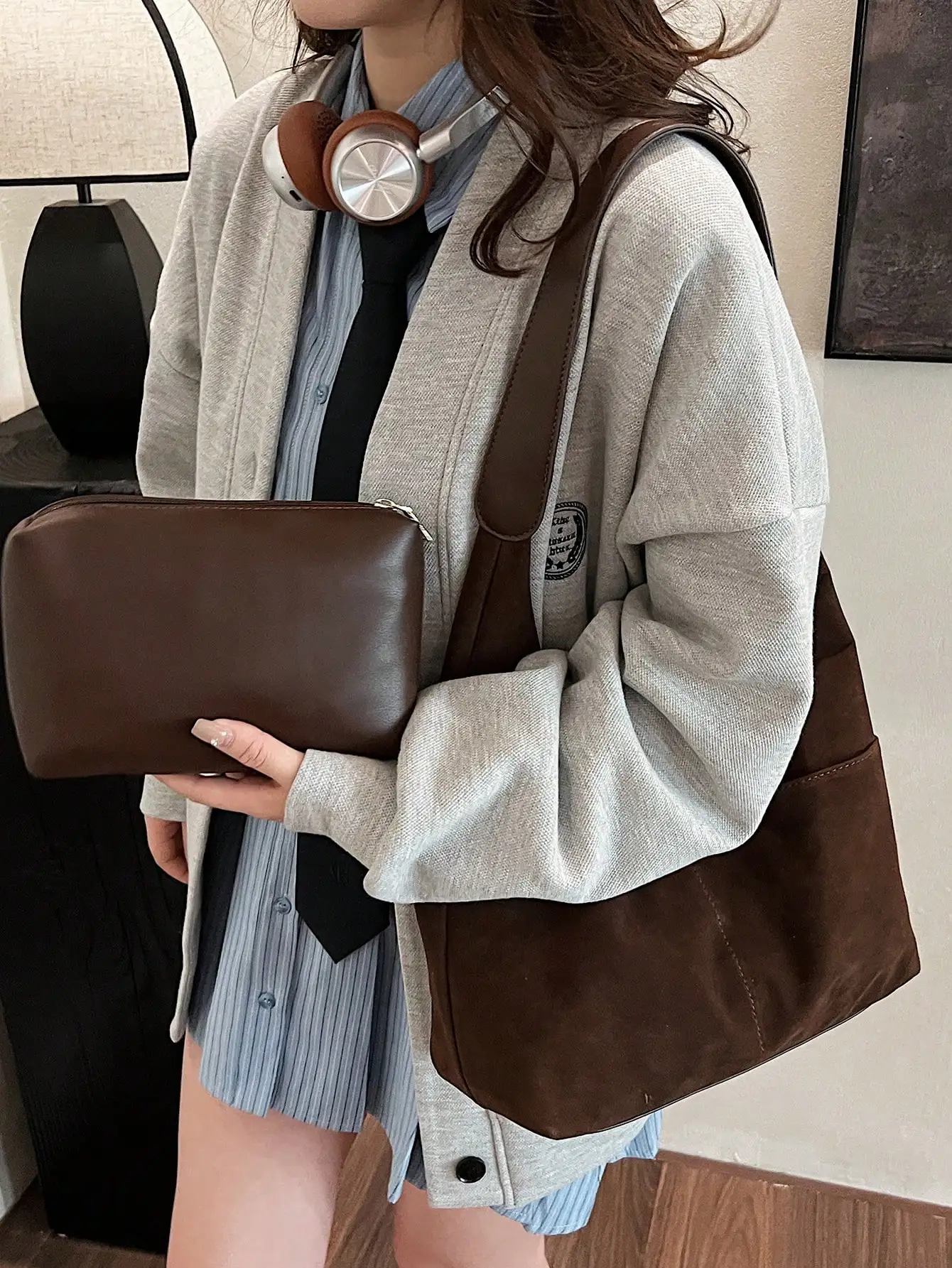 Коричневая замшевая сумка-тоут для женщин, вместительная сумка через плечо с магнитной застежкой и регулируемым ремнем
Коричневая замшевая сумка-тоут для женщин, вместительная сумка через плечо с магнитной застежкой и регулируемым ремнем