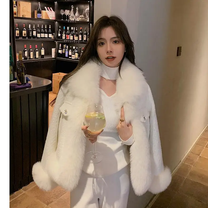 2024 Winter Fox Fur Look Slim Young Korean Edition Plush Square Neck Fashion Trendy Splicing Coarse Spinning Short Coat Top F378
2024 Winter Fox Fur Look Slim Young Korean Edition Plush Square Neck Fashion Trendy Splicing Coarse Spinning Short Coat Top F378