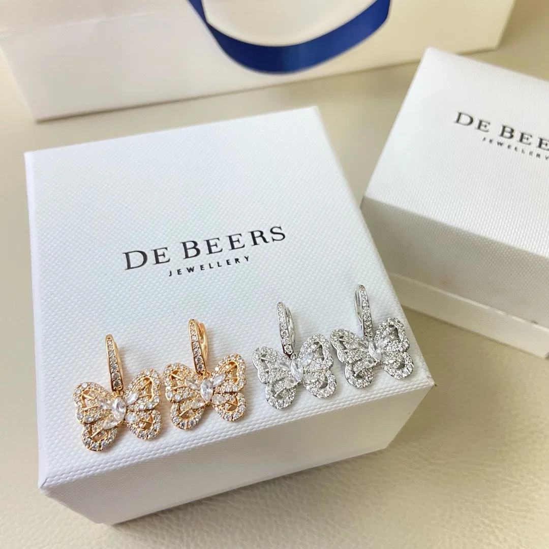 The 2025 new Daijia Phantom diamond-encruted butterfly ear buckles are exquisite, elegant, fashionable, versatile and light luxu
The 2025 new Daijia Phantom diamond-encruted butterfly ear buckles are exquisite, elegant, fashionable, versatile and light luxu