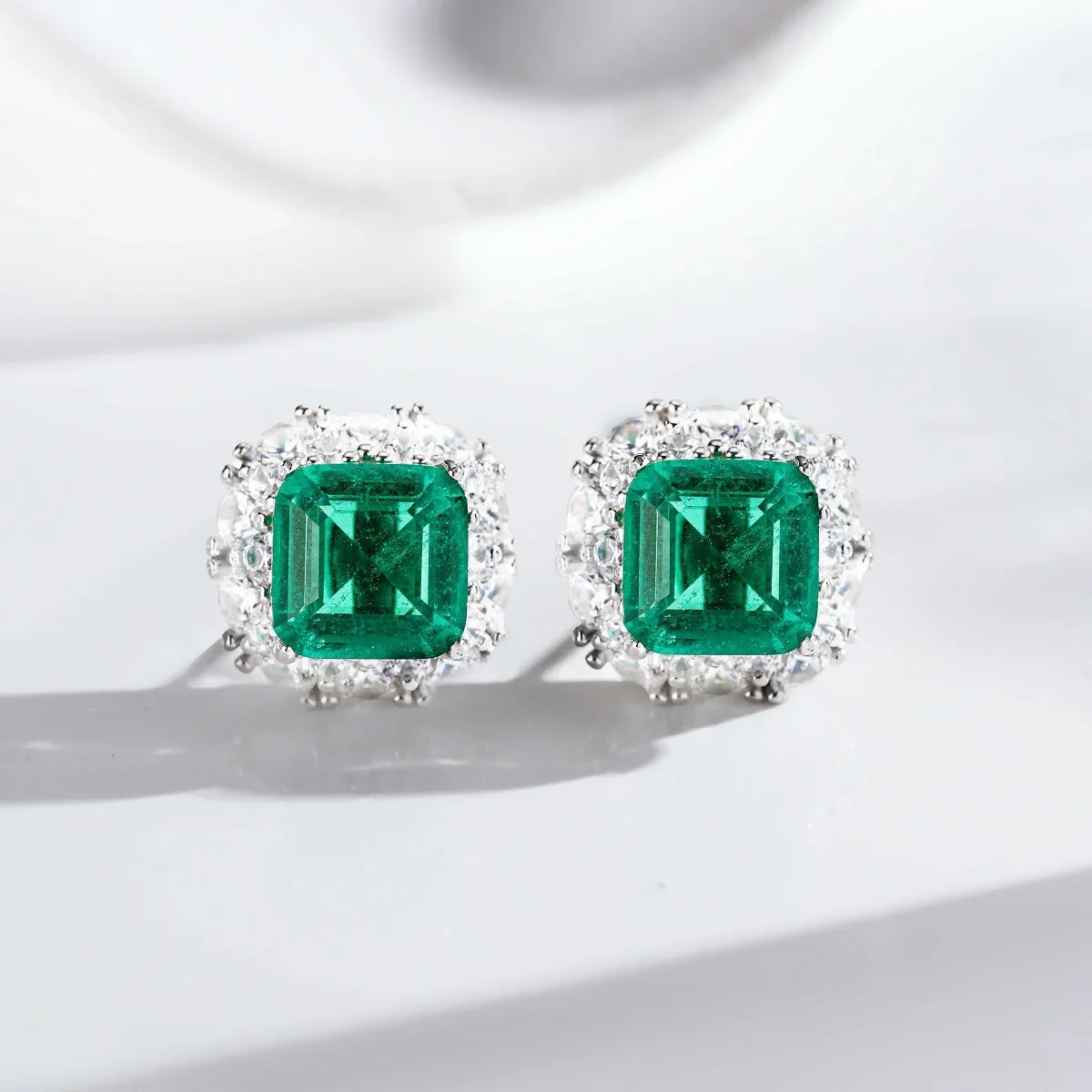 PT950 platinum gold stud earrings with full diamonds and cushion-shaped zirconia Emerald Cut earrings for women
PT950 platinum gold stud earrings with full diamonds and cushion-shaped zirconia Emerald Cut earrings for women